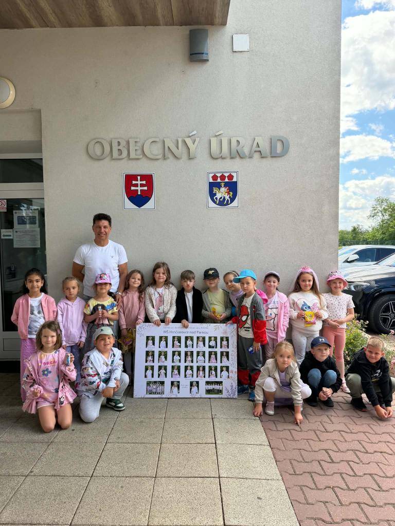 Malé rúčky, veľké sny a srdiečka plné očakávania. Na Obecnom úrade nás navštívili naši budúci prváci a priniesli svoje tablo. Ďakujeme za milú návštevu a všetkým predškolákom želáme, aby bol ich vstup do školy krásnym začiatkom novej životnej cesty. Veľa šťastia, milí škôlkari!