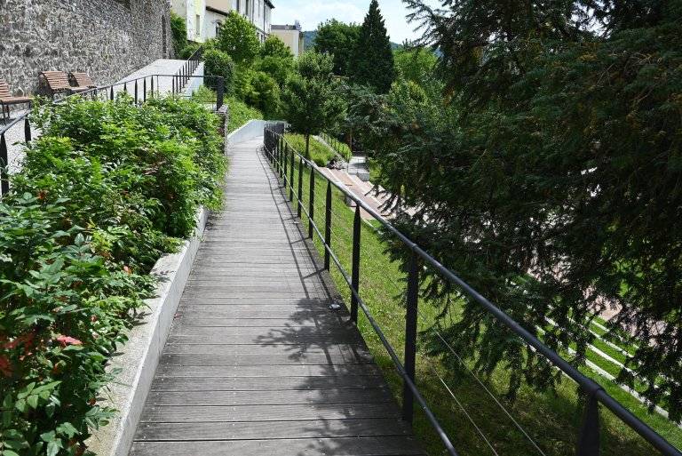 Upozorňujeme, že od pondělí 22. června do pátku 26. června (záleží také na klimatických podmínkách) bude probíhat údržba povrchu lávky v zámecké zahradě. Proto bude během oprav lávka uzavřena a bude možné chodit pouze po schodech. Omlouváme se za případné komplikace a děkujeme za pochopení.