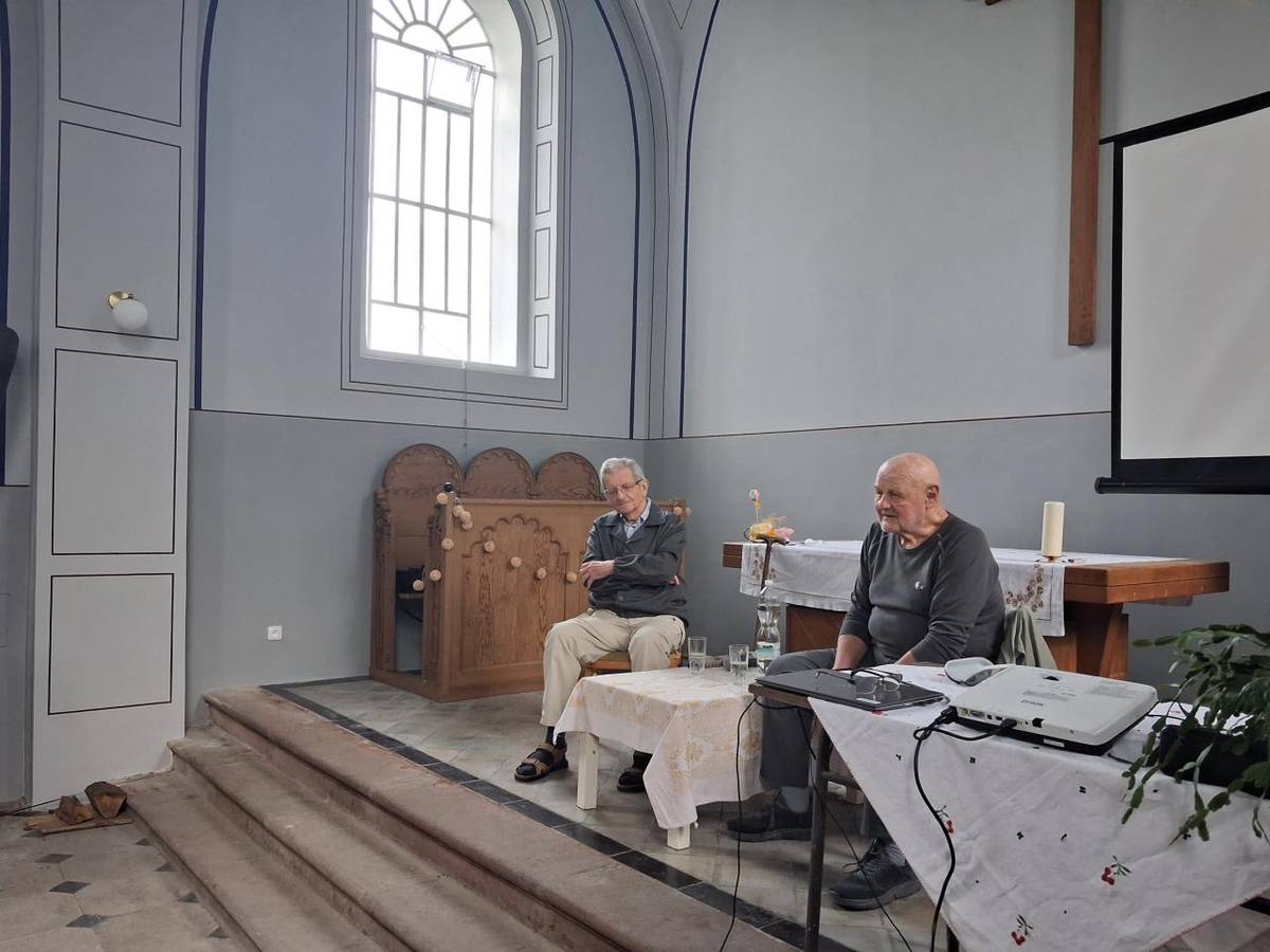 V Husově sboru CČSH v Plaňanech se uskutečnil večer věnovaný projektu Příběhy našich sousedů. Představeny byly životní příběhy Mgr. Petra Tkadlece a Františka Pokorného, které zpracovali žáci ZŠ Plaňany.