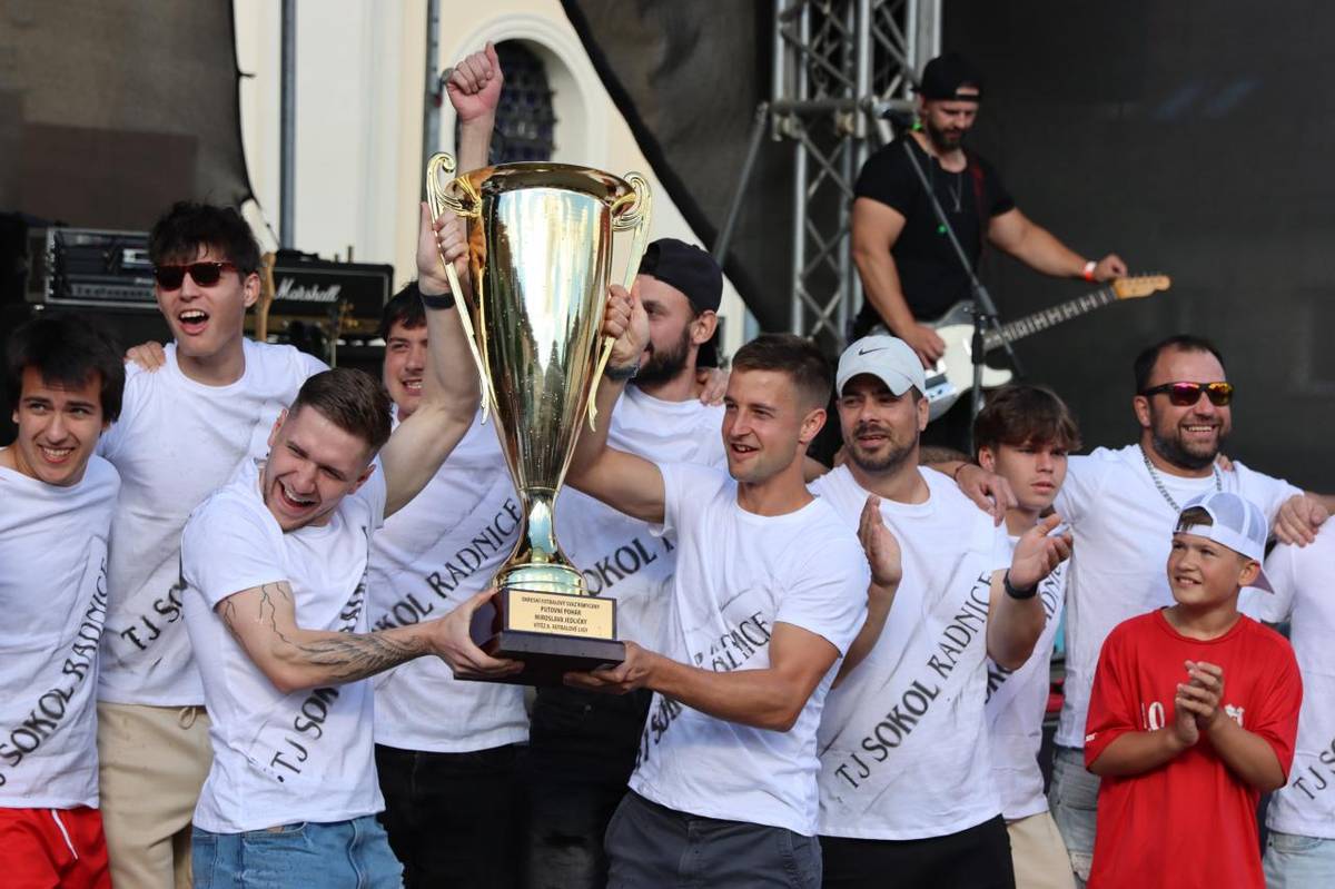 Rokycanský deník přiblížil: Fotbalisté Sokola Radnice B postupují do 7. ligy, tedy do soutěže řízené krajským svazem. Rozhodlo o tom závěrečné kolo, v němž vítězové uspěli na horké půdě ve Strašicích a po návratu domů předali obří pohár zástupce OFS Rokycany Martin Drobný se starostou Janem Altmanem