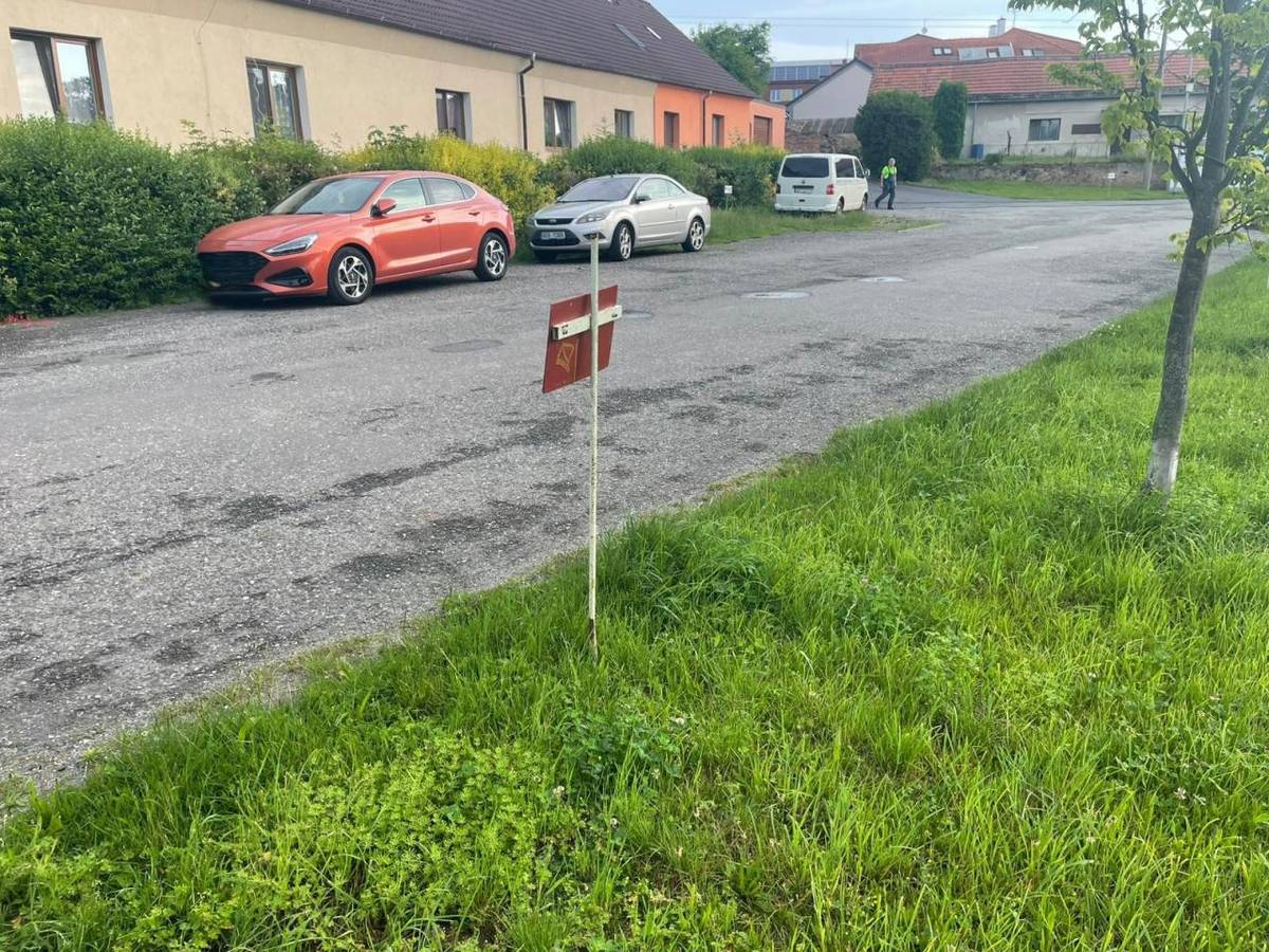 Místo je od pondělí označeno pro sečení. Ve středu zde stále stojí vozidla a práce nemohou být provedeny.
