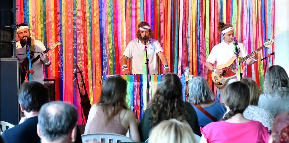 Včerejší večer (18. 6. 2026) patřil v Schindlerově pletárně netradičnímu spojení hudby a tvořivosti. Koncert kapely Bert & Friends potěšil nejen účastníky pletařského workshopu, ale také řadu dalších návštěvníků, kteří si nenechali ujít originální hudební vystoupení této výrazné kapely české alternativní scény. Atmosféra zaplněného prostoru potvrdila, že podobná setkání mají své nezaměnitelné kouzlo a dokážou spojit lidi napříč generacemi i zájmy.   Fotografie z koncertu najdete zde: https://krasnalipa.cz/galerie.html