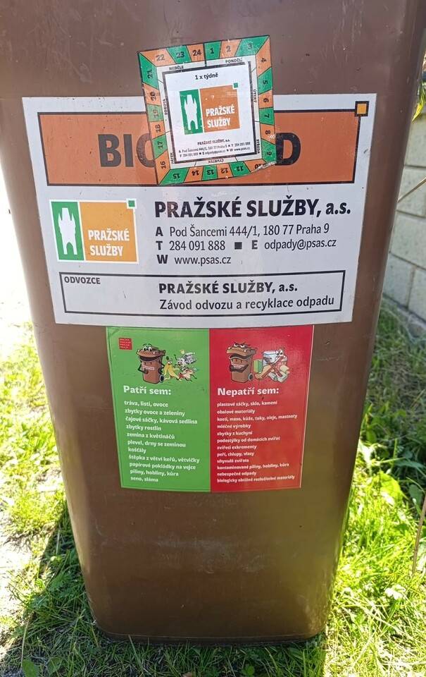 K 31. červenci 2026 bude ukončen pilotní projekt sběru kuchyňských zbytků, který fungoval na vybraných místech v Praze včetně Prahy 21. Projekt přinesl cenné zkušenosti pro další rozvoj systému nakládání s bioodpadem v hlavním městě. Během jeho trvání se podařilo vytřídit více než 70 tun kuchyňských zbytků, které by jinak skončily ve směsném odpadu. Tento materiál byl následně využit v bioplynové stanici k výrobě energie a hnojiva. Výsledky zároveň potvrdily zodpovědný přístup obyvatel k třídění bioodpadu. Získané poznatky pomohly ověřit fungování systému v různých ročních obdobích a identifikovat oblasti, které je potřeba při případném rozšíření dále řešit, například hygienu provozu, těsnění nádob nebo frekvenci svozu. Po ukončení projektu budou sběrné nádoby z lokalit odstraněny. Prosíme, pokračujte i nadále v třídění rostlinného bioodpadu nejen ze zahrady, ale i z kuchyně. Nádobu na bioodpad si může bezplatně objednat každý vlastník nemovitosti na webových stránkách hlavního města Prahy bioodpad.praha.eu. Každý správně vytříděný kilogram odpadu má smysl. Více informací o projektu naleznete zde.  Děkujeme všem, kteří aktivně třídí.