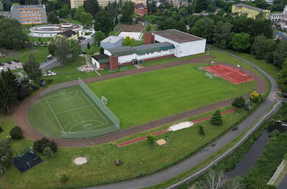 Se začátkem letních prázdnin dojde k uzavření venkovního areálu u sportovní haly v Západní ulici. Důvodem je plánovaná rekonstrukce atletického oválu, která zlepší podmínky pro sportování místních škol, sportovních klubů i široké veřejnosti.