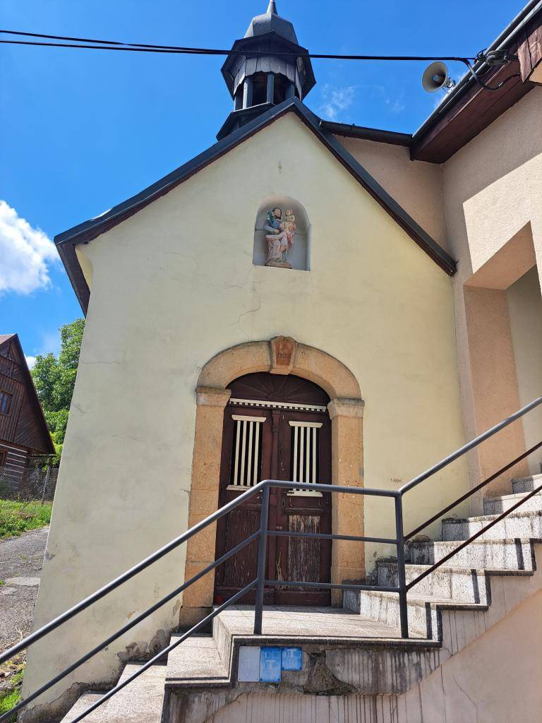 Tento týden budou demontovány dveře u kapličky v Besedicích. Během práznim budou restaurovány u odborné firmy pana Maryšky v Koberovech. Do dveřního otvoru budou vloženy provizorní dveře.