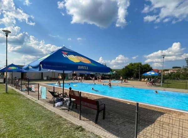OTEVÍRÁME KOUPALIŠTĚ dnes ve 14.00, voda ve velkém bazéně má 26 stupňů, v dětském 27 stupňů (stále dohříváme).  Otevřeno i občerstvení v bufetu, který nabízí pizzu, hranolky, párky v rohlíku, tortilly a nově zkusíme i bramboráčky a langoš. Samozřejmě pitný režim zůstal stejný, pivo