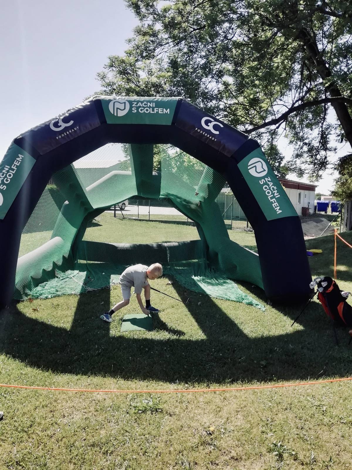 ⛳️ Ve čtvrtek 4. června se v naší mateřské škole uskutečnila ukázka golfu spojená s tréninkem základních golfových dovedností. Děti si na školní zahradě vyzkoušely práci s golfovou holí, procvičily koordinaci pohybů a seznámily se hravou formou se základy tohoto sportu. 🏌🏼♀️ Celá akce se nesla v příjemné atmosféře a malí sportovci si aktivitu velmi užili. Děkujeme lektorům za zajímavý program a dětem za jejich nadšení a šikovnost. 🤩