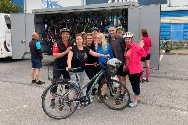 Cyklisté i turisté mohou i letos využít oblíbený cyklobus z Přerova na Bumbálku. Poprvé cyklobus vyjel v sobotu 6. června a bude v provozu během víkendů až do 27. září. „Cyklobus vyjíždí z Přerova v 7.30 hodin z autobusového nádraží a pokračuje přes Valašské Meziříčí a Rožnov pod Radhoštěm až na Bumbálku. Zpáteční spoj odjíždí z Bumbálky v 16 hodin. Ve směru tam staví také na Horní Bečvě, v opačném směru tuto zastávku vynechává,“ připomněla Margita Považanová z oddělení dopravně správních agend magistrátu.                               Číst dál...