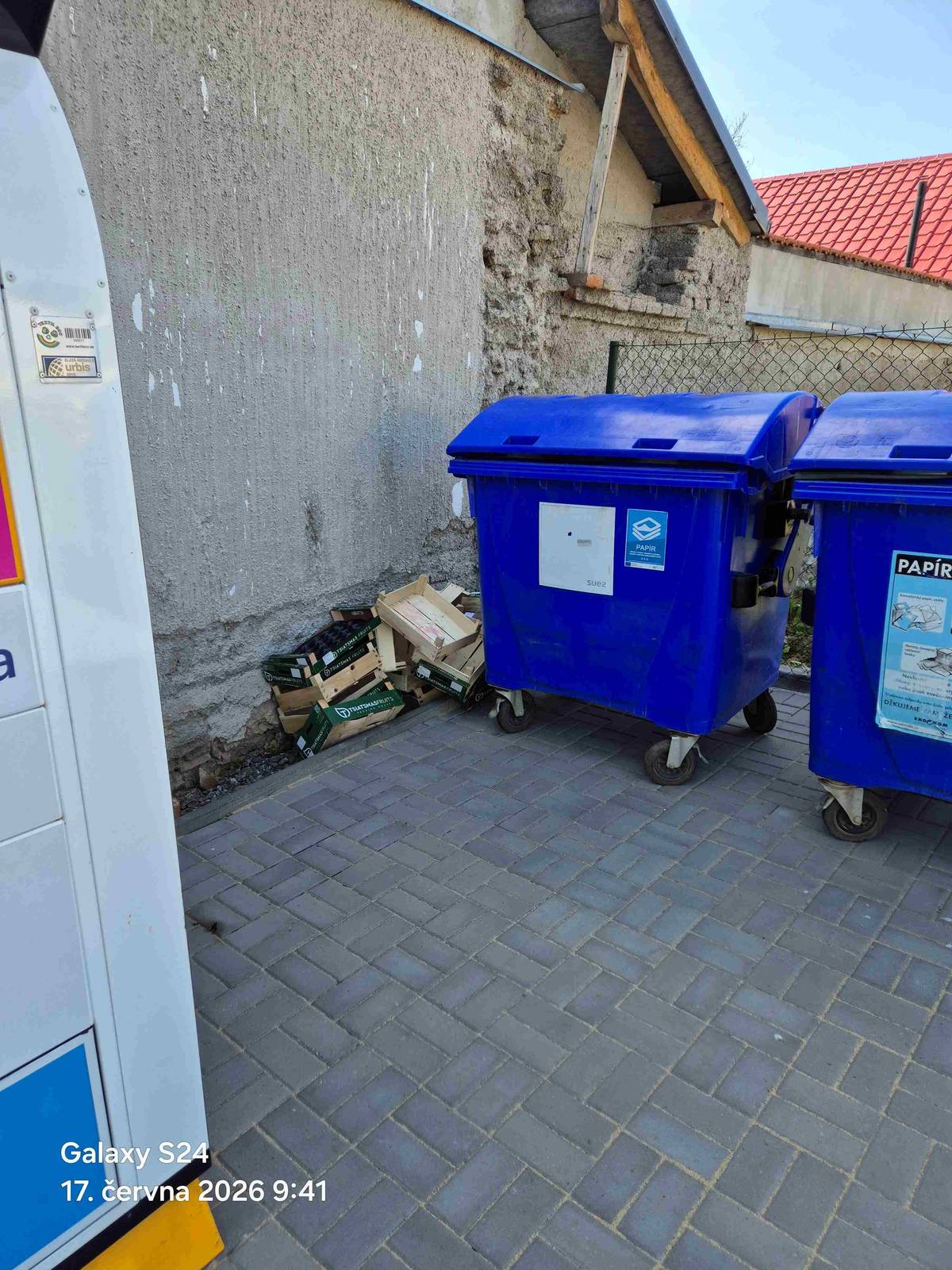 Dobrý den, včera se vyskytly vyhozené dřevěné přepravky na ovoce u kontejnerů na papír, podle množství, to musel vyhodit nějaký prodejce. Nepodezírám žádného občana obce, ale pokud by jste byli svědky, že tam někdo odkládá vedle kontejnerů odpad, co tam nepatří, můžete mě ihned kontaktovat na telefon a nejlépe nafotit tento případ. Jedná se udržování pořádku v obci, kde všichni žijeme. Josef Hemzal, starosta