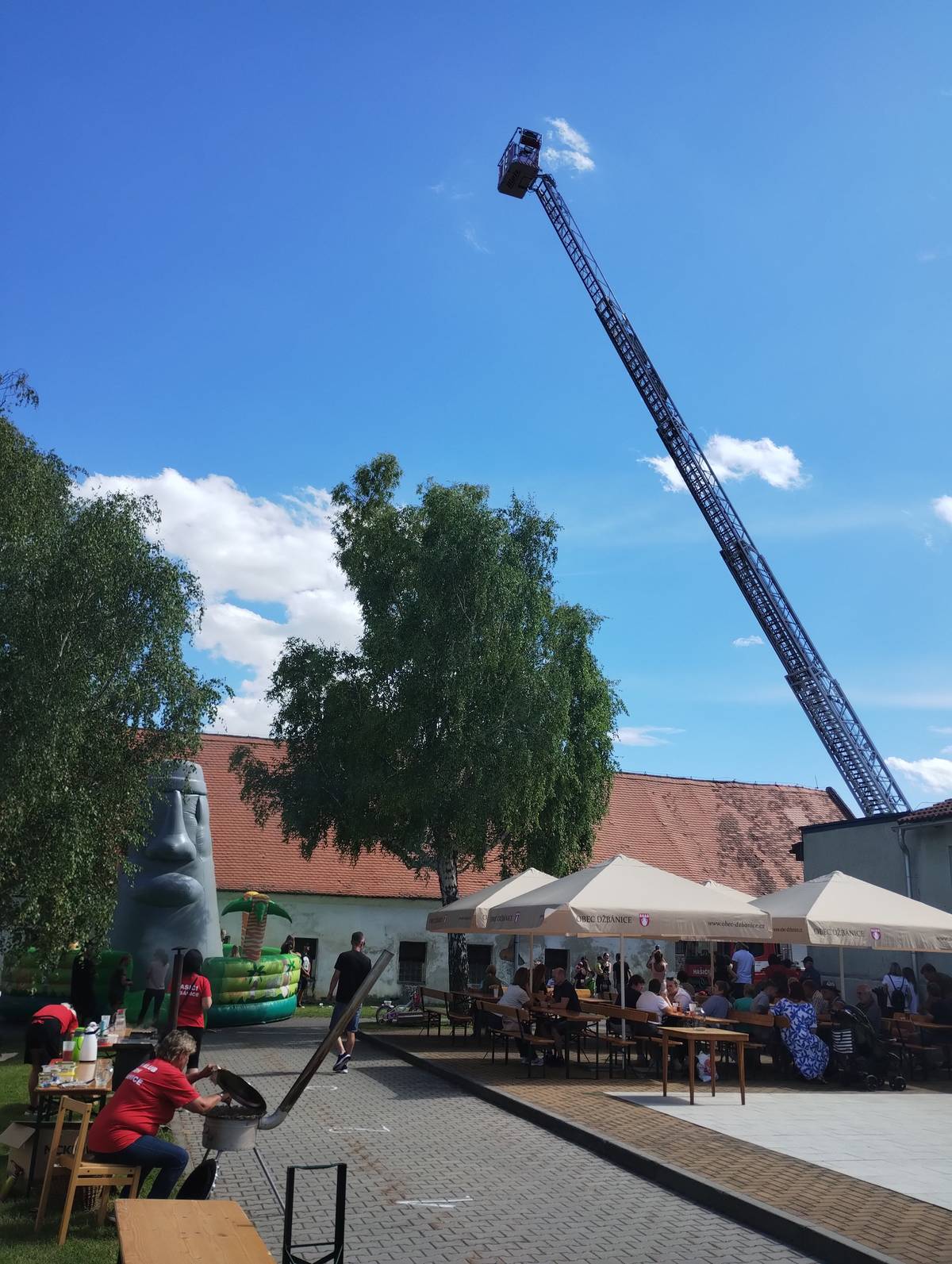 Vyzýváme všechny mistry kotlíkáře do soutěže o nejlepší kotlíkové masíčko!!! V sobotu 27. 6. 2026 proběhne Kotlíkyjáda. Proto vás vyzýváme, kdo má chuť se zúčastnit soutěže, ať se přihlásí na obecním úřadě do úterý 23. 6. osobně nebo telefonicky na číslo 731 225 194. Každý soutěžící dostane maso, to si naloží podle svého nejlepšího receptu. V sobotu maso připraví na kotlíku a na základě ochutnávek bude ohodnocený. Poté bude vyhodnocen nejlepší šéfkuchař. Jedinou podmínkou je mít vlastní kotlík na dřevo. Dřevo bude připravené na místě. Těšíme se na vaše přihlášky.