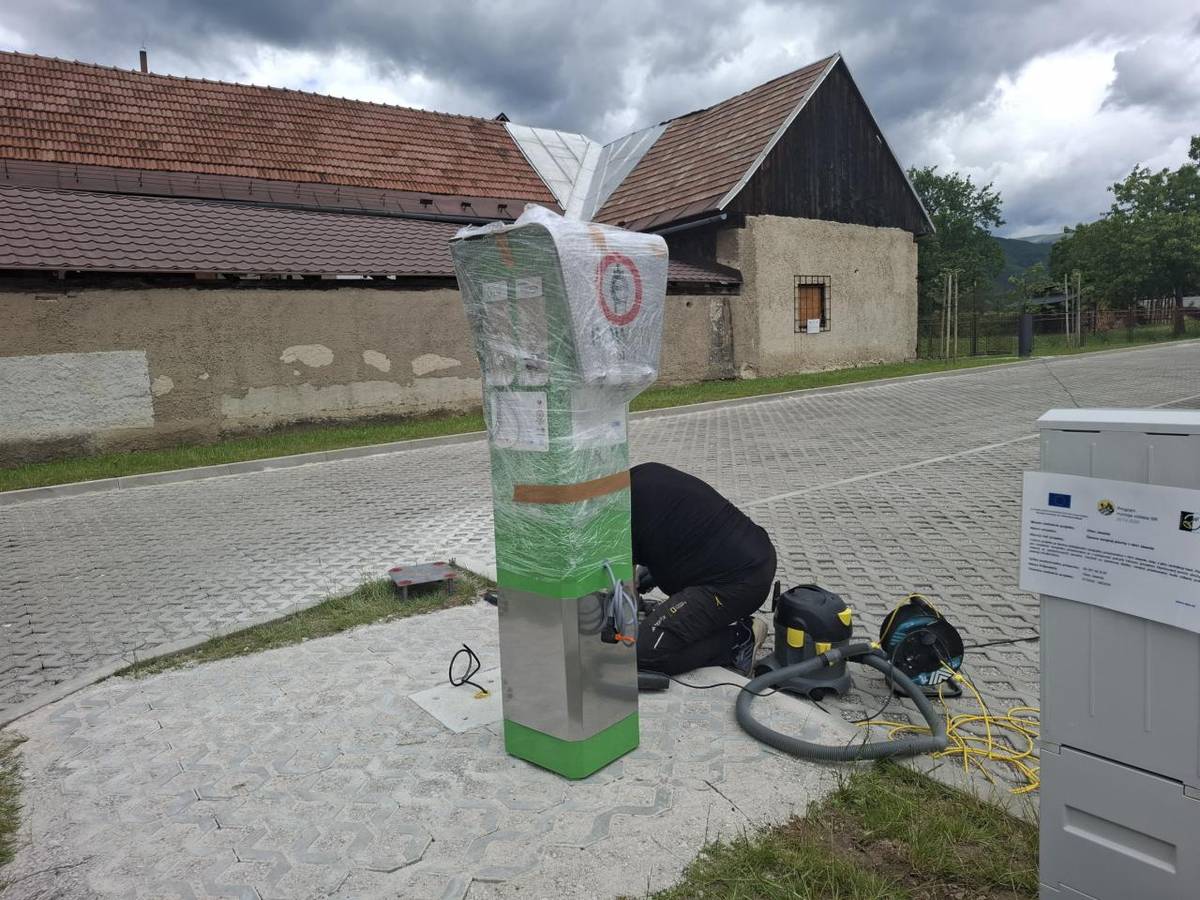 Dnes bola na našej spevnenej ploche nainštalovaná nová nabíjačka pre elektrobicykle. Teší nás, že týmto krokom opäť rozširujeme možnosti pre cyklistov a podporujeme ekologickú a modernú dopravu v našej obci.