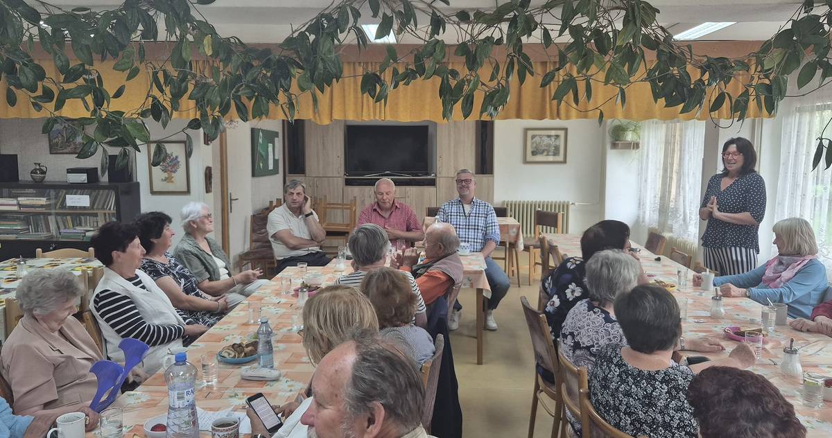V úterý 16. června se v klubu seniorů uskutečnilo další setkání z cyklu „Na slovíčko s vedením města“. Diskuse se zúčastnil starosta Benešova Jaroslav Hlavnička a místostarostové Jakub Hostek a Roman Tichovský. Hlavním tématem bylo ohlédnutí za tím, co se ve městě v poslední době podařilo, ale také představení připravovaných projektů a investic.