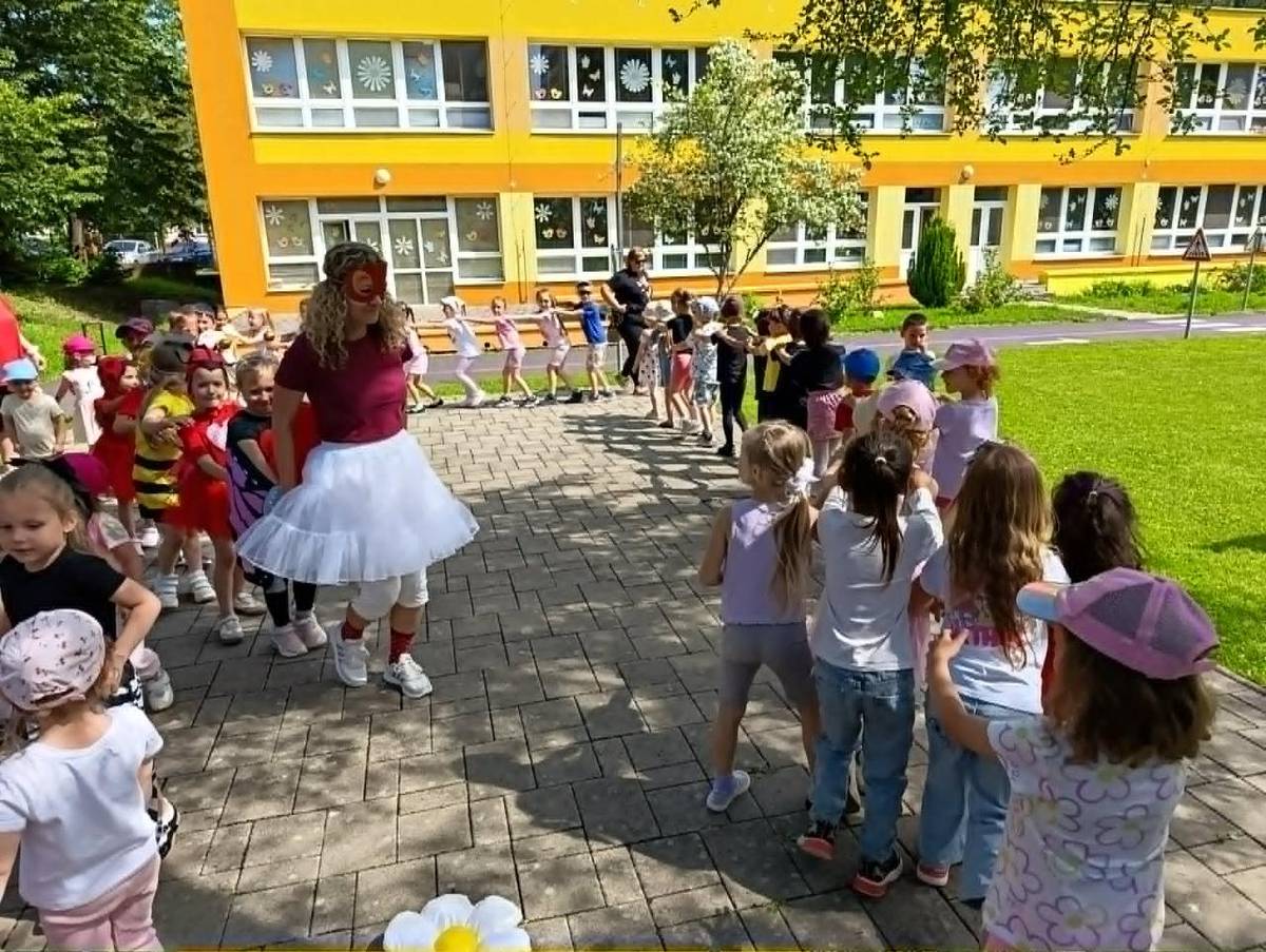 Hnúšťa, 16.6.2026 - Materská škola na Nábreží Rimavy si pripravila enviro dopoludnie s témou Chrobáčikovia, ktoré prinieslo deťom veľa radosti a pohybu. Na pódiu sa predstavili lienky, mravce, včely, motýle aj pavúk.