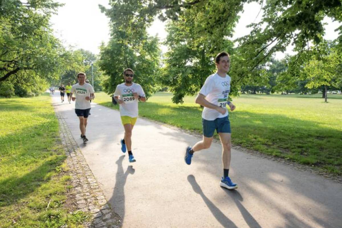 Ve středu 17. června se po celé České republice rozběhne Olympijský běh. Letos se koná v 88 lokalitách a Vysočina u toho nebude chybět. Běží se v Jihlavě, Kamenici, Kralicích nad Oslavou, Moravských Budějovicích a Pelhřimově. Na start se mohou postavit zkušení běžci, rekreační sportovci, rodiče s dětmi i ti, kteří si chtějí jen vyzkoušet atmosféru společného běhu. Nejde o rekordy. Jde o pohyb, radost a férové sportování. Olympijský běh navazuje na Olympijský den, který si svět připomíná každý rok 23. června. Právě v tento den byl založen Mezinárodní olympijský výbor. Smyslem akce je připomenout, že sport patří ke zdravému životu a že důležité nejsou jen výkony, ale také přátelství, fair play a respekt. V České republice má běh dlouhou tradici. První Běh Olympijského dne odstartoval už v roce 1987 Emil Zátopek. Od té doby se z něj stala akce pro tisíce lidí napříč republikou. Od roku 2025 nese název Olympijský běh a je součástí širšího Olympijského dne, který propojuje sportovní i vzdělávací aktivity. Registrace probíhala online. Na místě už přihlášení možné nebude. Část startovného pomáhá České olympijské nadaci. Více informací: www.olympijskybeh.cz