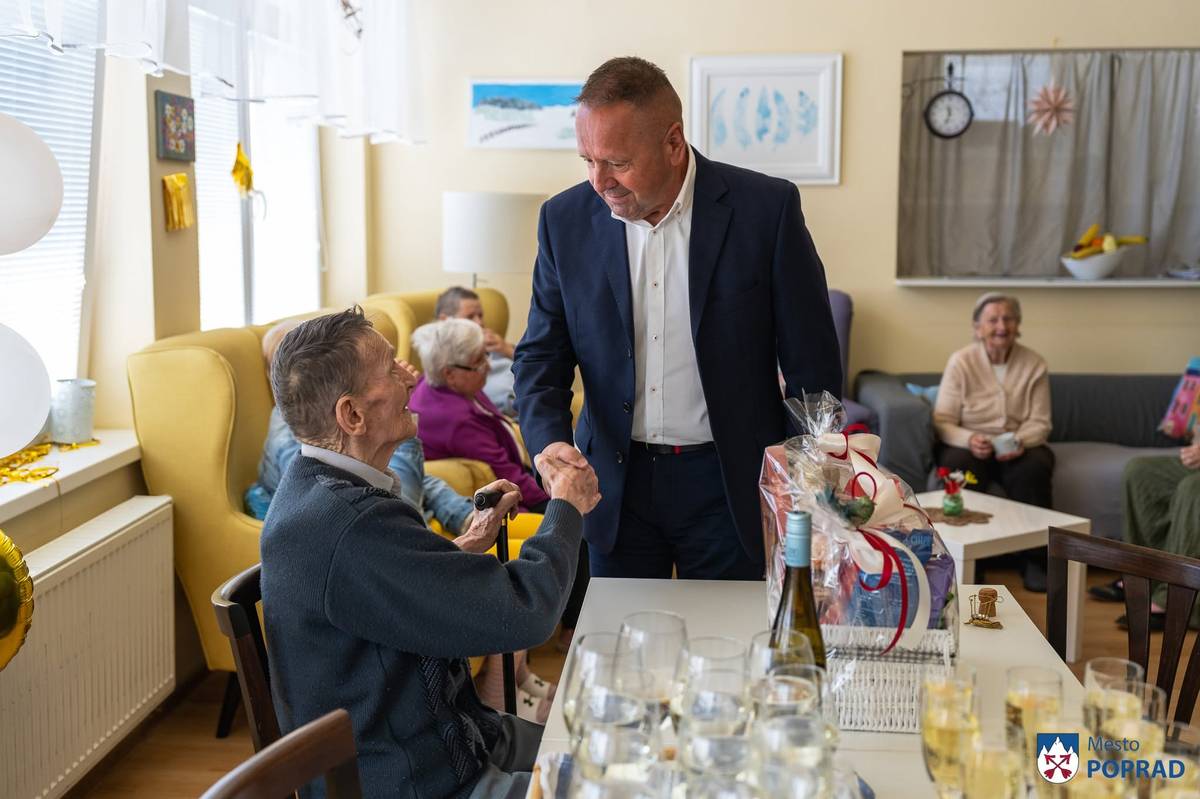 Významné životné jubileum oslávil pán Ján Kaňuk, ktorý sa dožil krásnych 100 rokov. Pri tejto výnimočnej príležitosti mu osobne prišiel zablahoželať primátor mesta Poprad Anton Danko, ktorý ho navštívil v zariadení pre seniorov v Dolnom Smokovci.  „Chcem povedať, že som hrdý na to, že ďalší Popradčan sa dožil 100 rokov. Opäť sa chcem vrátiť k myšlienke, že v Poprade sa dobre žije, pretože storočných obyvateľov nám pribúda. Pánovi Kaňukovi prajem do ďalších rokov predovšetkým pevné zdravie, spokojnosť, veľa radosti z blízkosti rodiny a mnoho krásnych chvíľ.“ uviedol primátor Anton Danko počas návštevy jubilanta.  Pán Ján sa narodil 8. júna 1926 v Osturni. So svojou manželkou Magdalénou uzavrel manželstvo v roku 1952 a spoločne vychovali štyri deti - troch synov a jednu dcéru.  Počas svojho pracovného života pracoval najskôr v baníctve a neskôr ako žeriavnik v Pozemných stavbách v Poprade. Vo voľnom čase sa s veľkou láskou venoval včelárstvu, drobnému hospodárstvu a najmä záhradke, ktorá bola jeho celoživotnou vášňou.