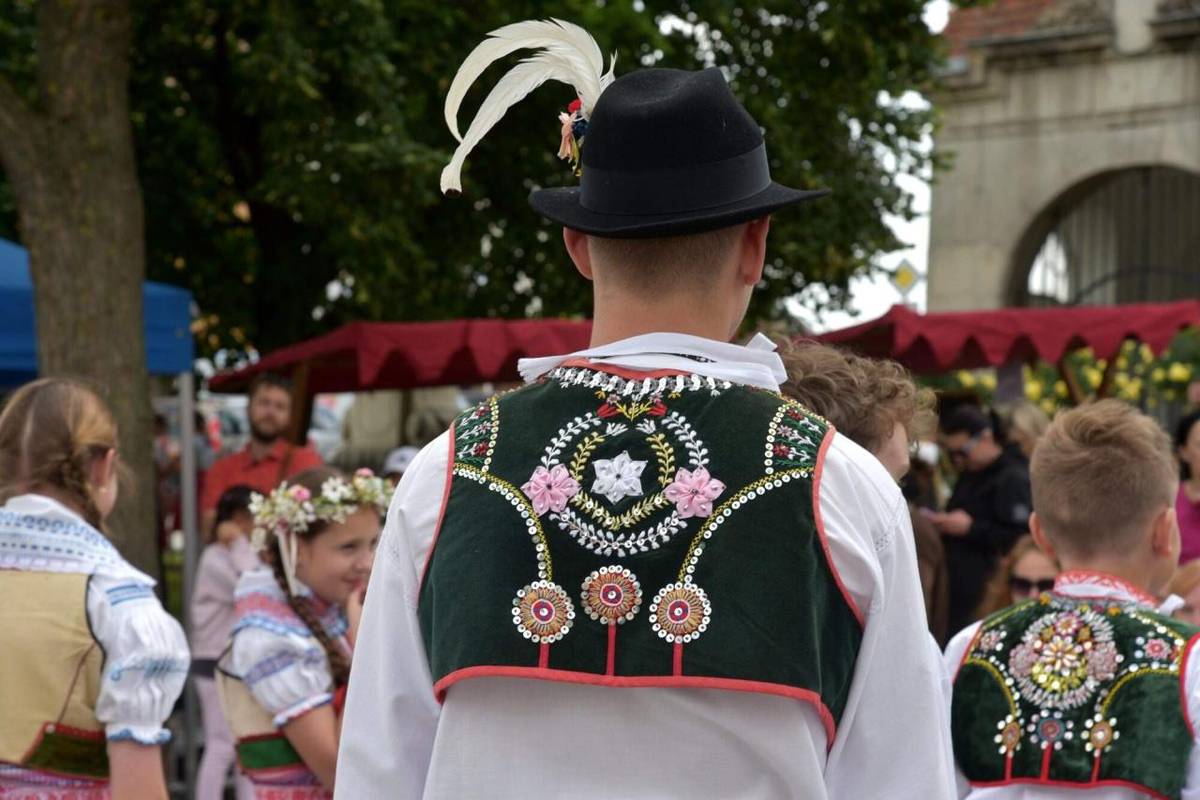 V sobotu 13. června se DFS Lúčánek zúčastnil Dětského folklorního festivalu v Modřicích u Brna. Děti se představily pásmy Žně, Na poli u hrušky a Co šušká naša kaplička a důstojně reprezentovaly Louku i Horňácko. Po celý den je doprovázela Horňácká cimbálová muzika Háj.