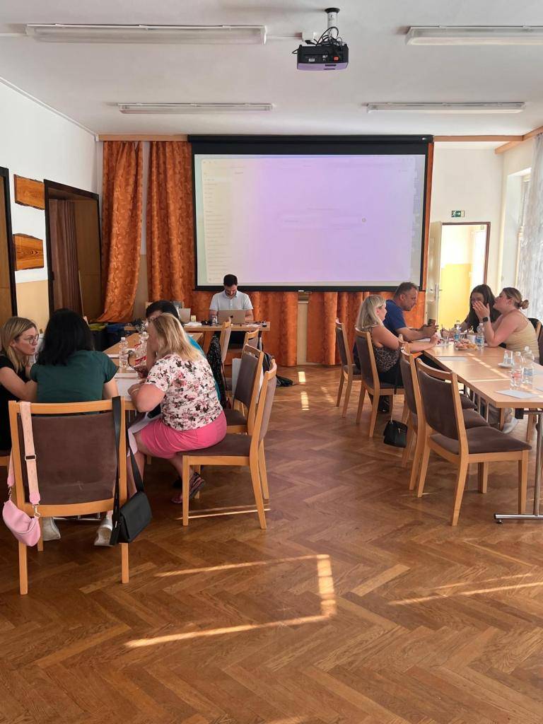 Projekt Audit Family Friendly Community (AFFC) pokračuje další společnou prací. Dvacet účastníků pracovního setkání věnovalo více než tři hodiny hledání konkrétních návrhů a opatření, která mohou přispět ke zkvalitnění života v Louce. Děkujeme všem účastníkům za jejich čas i energii.