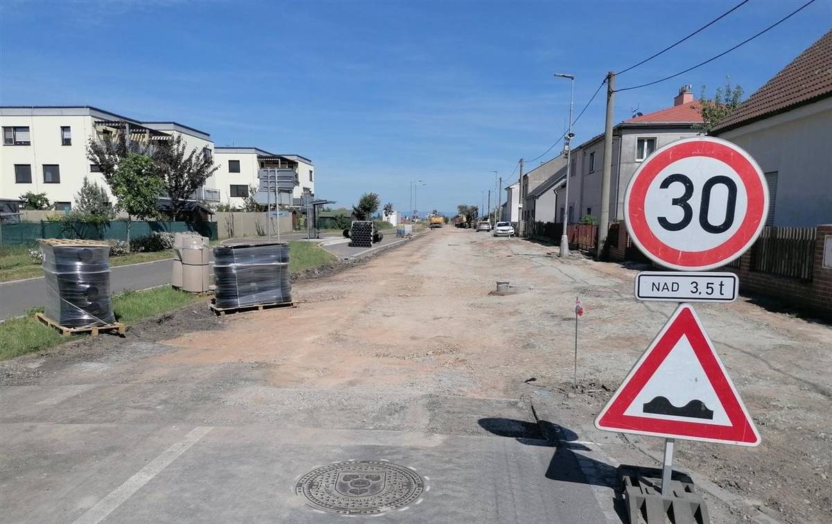 Vážení občané, dne 19. 6. 2026 bude v rekonstruovaném úseku stavby ulice Zelená probíhat technologicky náročná oprava silnice (tzv. recyklace za studena s cementovým pojivem). Tato technologie vyžaduje po zamíchání cementu týdenní technologickou pauzu, aby vrstva správně vytvrdla a nepropadla se. Z tohoto důvodu bude úsek na 1 týden zcela uzavřen pro veškerou dopravu (včetně rezidentů), stavba bude uzavřena oplocením. DŮLEŽITÉ UPOZORNĚNÍ: Pokud budete během tohoto týdne potřebovat používat své vozidlo, vyparkujte ho prosím nejpozději do pátku 19. 6. 2026 do 7:00 mimo prostor staveniště. Během uzavírky nebude možný vjezd ani výjezd z nemovitostí. Děkujeme za pochopení a trpělivost při modernizaci naší obce.