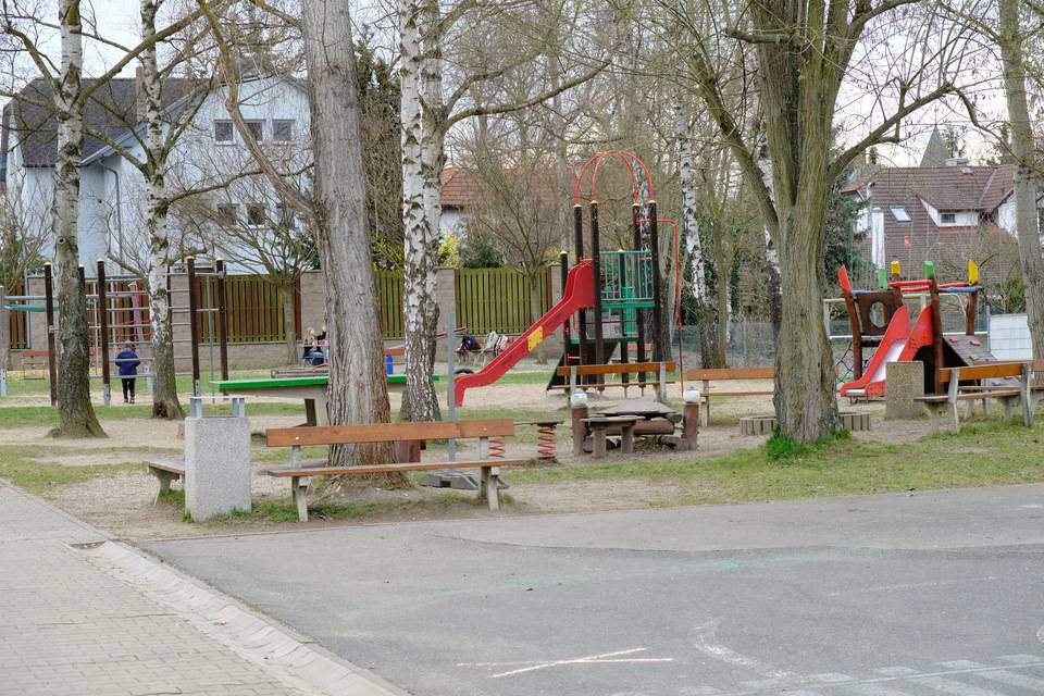 Letní prázdniny jsou ideálním obdobím pro opravy, údržbu a modernizaci dětských hřišť a sportovišť. Právě v době, kdy jsou děti na táborech, dovolených nebo tráví více času mimo domov, můžeme provádět práce, které by během školního roku omezovaly provoz a komfort návštěvníků. Letos nás toho čeká opět hodně. Děti se mohou těšit na nové herní prvky Krokodýl, které budou instalovány na Multifunkčním sportovišti Čentická a také u Blatovského rybníku. Na Blatově navíc na konci prázdnin vyměníme stávající věž se skluzavkou za novou. Na dětském hřišti v Žiželické ulici na Rohožníku proběhne výměna houpačky a prolézačky. V parku před 1. stupněm školy nahradíme lanový jehlan oblíbeným houpacím hnízdem a na Multifunkčním sportovišti Čentická bude místo malé věže se skluzavkou nově instalována trampolína. Na Psím plácku vyměníme sítě ve fotbalových brankách a odstraníme již nevyhovujícího houpacího koně. Pokračovat budou také práce na sportovištích. Na školním hřišti u 2. stupně nahradíme staré a poškozené stojany na kola novými masivními betonovými stojany. Novinkou letošní sezóny je také beachvolejbalové hřiště v areálu 2. stupně Masarykovy základní školy, které je nově otevřeno široké veřejnosti. Zájemci si jej mohou bezplatně rezervovat prostřednictvím online rezervačního systému a užít si hru, trénink nebo aktivní odpočinek na čerstvém vzduchu. Rezervaci je potřeba provést alespoň jeden den předem na tomto odkazu. Ve spolupráci s FK Újezd nad Lesy pomáháme s renovací sloupů a výměnou ochranných sítí za brankami na fotbalovém hřišti. Objednány jsou také nové stínící plachty pro pískoviště, především na dětském hřišti UNIGA, které v letních měsících zajistí větší komfort malým návštěvníkům. V těchto dnech navíc probíhá oprava lezecké stěny v areálu Kácovská.  Součástí letních prací bude i pravidelná údržba dřevěných herních prvků. Ty projdou renovací, broušením a novými nátěry, aby byly bezpečné a v dobrém stavu i pro další sezóny. Na začátku července budou dokončeny také nové ploty a lavičky kolem betonových pískovišť na Rohožníku. Prázdniny tak letos využijeme naplno. Čeká nás řada oprav, výměn i nových instalací, jejichž společným cílem je jediné – aby se děti i dospělí po létě vraceli na modernější, bezpečnější a lépe vybavená hřiště a sportoviště. Děkujeme občanům za pochopení případných dočasných omezení během realizace jednotlivých prací.