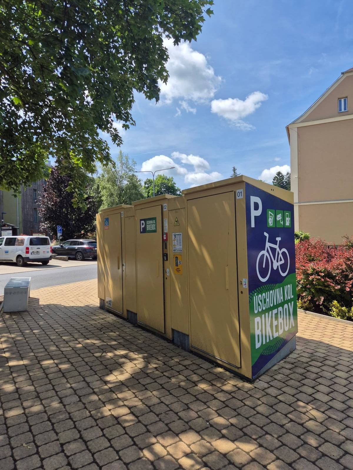 U nás si můžete bezpečně uschovat své kolo v BikeBoxu. Najdete ho za Domem Českého Švýcarska v ul. Dittrichova.
