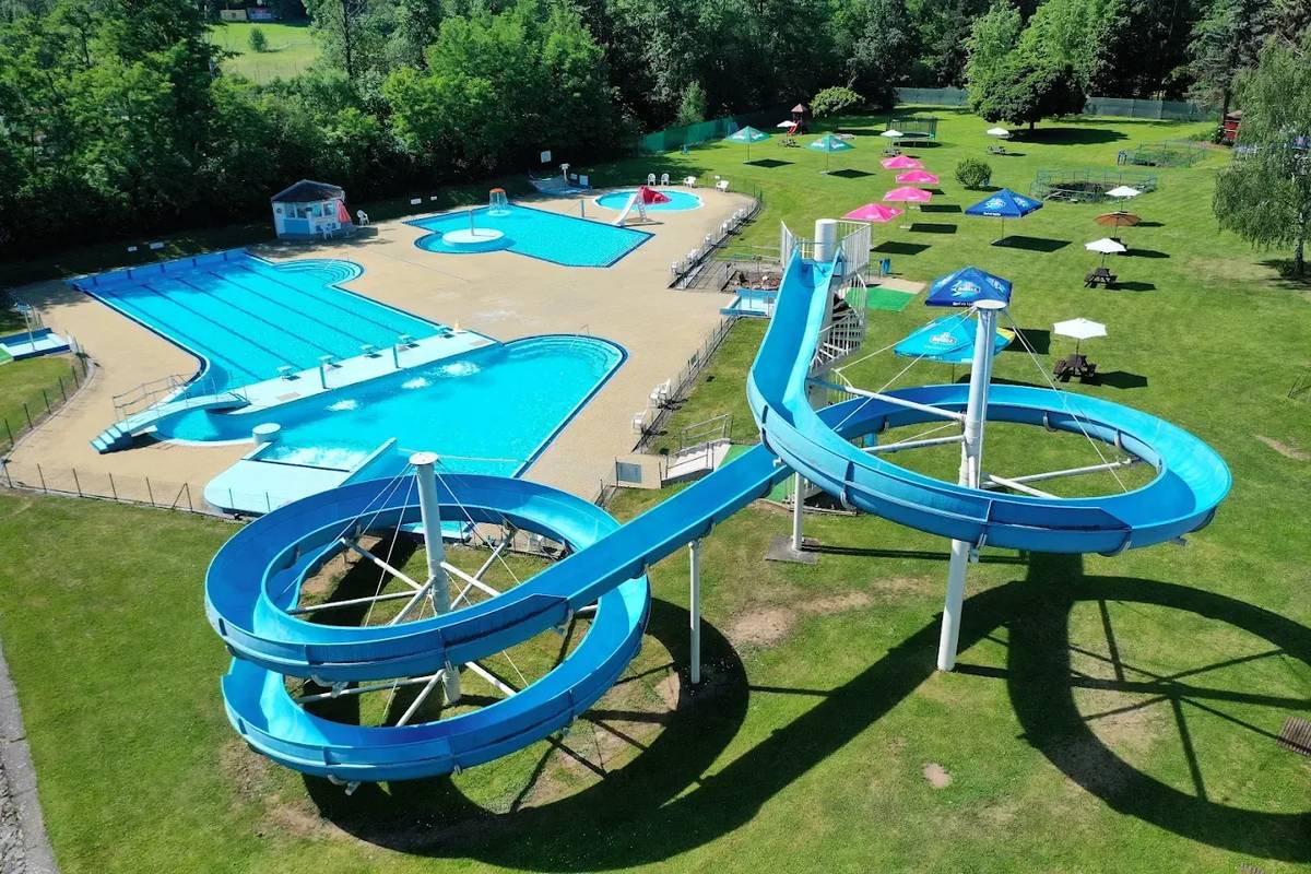 Hořovický aquapark otevírá! O víkendu nás čekají tropické teploty, a tak je ideální příležitost vyrazit za osvěžením do hořovického aquaparku. Otevírací doba:  Čtvrtek: 12:00–19:00 Pátek: 12:00–19:00 Sobota–neděle: 10:00–19:00  Aquapark nabízí celkem čtyři bazény pro malé i velké návštěvníky:  kulatý bazének pro nejmenší děti s umělou skálou, bazén pro neplavce s houpacím lanem, skluzavkou, ostrůvkem a vodním hřibem, plavecký bazén o délce 25 metrů s pěti drahami a proměnlivou hloubkou od 1,2 do 1,8 metru, relaxační bazén s atrakcemi, jako jsou masážní lůžka, chrliče vody, dnový vzduchový rošt a tobogán o celkové délce 86 metrů.  K dispozici je také venkovní stolní tenis a trampolína, které rozšiřují možnosti aktivního trávení volného času. Občerstvit se můžete přímo v areálu aquaparku v občerstvení „Kontejner“, případně navštívit kiosek u plaveckého bazénu, kde vás zaujme originální výzdoba inspirovaná filmem Piráti z Karibiku. Využijte nadcházející horké dny naplno a přijďte si užít vodní zábavu, relaxaci i příjemné osvěžení pro celou rodinu. ☀️🏊♂️💦