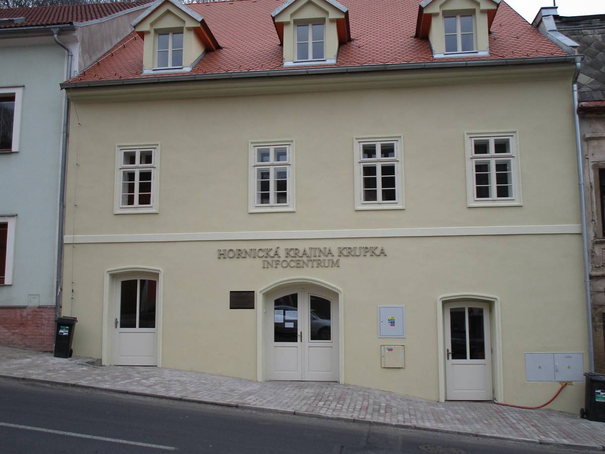 Husitská 722, 417 41 Krupka (městská památková zóna) PROVOZNÍ DOBA •červen–září:  všední dny od 9 do 17 hodin,  sobota, neděle a státní svátky od 10 do 18 hodin,  přestávka od 12 do 12.30 hodin •říjen–květen:  pátek, sobota, neděle a státní svátky od 9 do 16 hodin,  pondělí až čtvrtek ZAVŘENO, přestávka od 12 do 12.30 hodin.