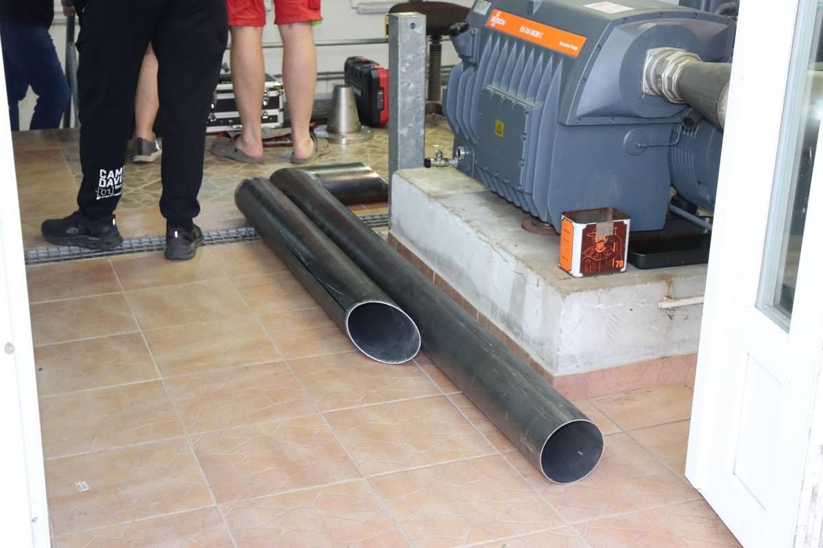 Dnešní oprava vakuové stanice dala všem pořádně zabrat. Díky skvělé spolupráci a šikovným rukám se ale podařilo to, v co jsme doufali – nová trubka byla přesně o půlnoci na svém místě a kanalizace opět naběhla do plného provozu přesně podle plánu.  Obrovské poděkování patří našim chlapům z obecní údržby a oběma pánům Chadimům i jejich věrnému pomocníkovi Čertovi. Bez jejich zručnosti, zkušeností a ochoty by to rozhodně nešlo. Moc si jejich práce vážíme! 👏  A teď už ta nejlepší zpráva – vesele se koupejte, sprchujte a používejte kanalizaci bez omezení. 🚿😄  Musíme se ale přiznat k jedné zajímavosti. Hned po spuštění bylo podle mohutného přítoku a zvuků linoucích se z nádrže, připomínajících Niagarské vodopády, jasné, že ne všichni z nás vydrželi nepoužívat kanalizaci až do konce opravy. 😅  Velký dík proto patří i všem disciplinovaným sousedům, kteří naši prosbu vyslyšeli a pomohli, aby oprava proběhla bez komplikací.  Ještě jednou děkujeme všem, kteří se na opravě podíleli, i všem, kteří nám dnes večer drželi palce. A teď už přejeme jen klidnou noc a bezstarostné šplouchání. 🌙🚰