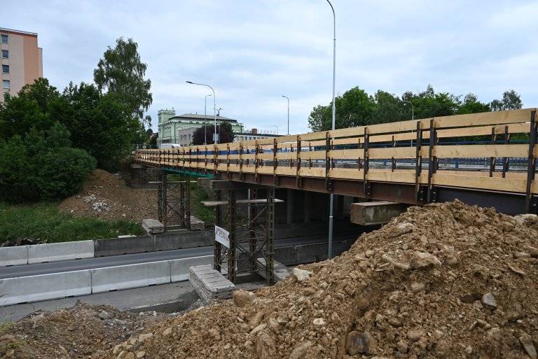 Most na tř. 1. máje, který  je od pondělí  1. června uzavřen bude ve dnech 24.  a 25. června zbourán. Podle investora stavby – Správy silnic Olomouckého kraje bude v tyto dny uzavřena i část silnice I/47, vedoucí pod mostem.  Pokud nenastanou komplikace, měla by být v úterý 23. června zprovozněna lávka vedle mostu. (video).