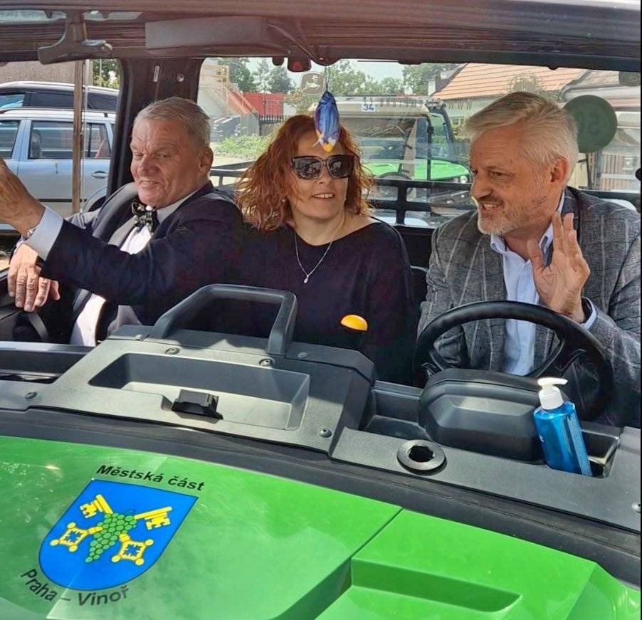 Ve středu 17. června zavítal do Vinoře primátor hlavního města Prahy Bohuslav  Svoboda. Starosta Michal Biskup ho provedl po Vinoři a ukázal mu klíčová místa i připravované projekty. Prohlídka začala u fotbalového hřiště a pokračovala k novému památníku obětem náletu na Květnou neděli a vznikajícímu lesoparku, sedmihektarovému území, kde má vzniknout kopie rondelu. Starosta Biskup primátorovi ukázal i prostor, kde by měla vzniknout nová sportoviště. Primátor si prohlédl také zámek a park v předzámčí, Vinořské náměstí s opravenou školu a opravovanou sochou svatého Jana Nepomuckého. Další zastávkou byl nové parkoviště před Normou, vonící čerstvým asfaltem. Prezentováno bylo rozšíření zdravotního střediska o dalších 5 ordinací, společenský sálu pod Normou, semafor, kruháč a pan primátor si se zájmem vyslechl i celý příběh našeho rudoarmějce a pochválil řešení, které jsme nakonec zvolili ve spolupráci s Národním muzeem. Primátora Svobodu nejvíce zaujala historická kovárna v areálu zámeckého dvora, kde ho přivítal zástupce investora a stavbyvedoucí. Obdivoval odhalené klenby i celkový potenciál objektu. Na primátora nejvíce zapůsobila informace, že budova i její rekonstrukce je součástí kompenzace developera pro městskou část. Součástí rozhovoru byla i témata zásadní pro budoucnost Vinoře – především nebývalý nárůst počtu obyvatel v souvislosti s rozsáhlou výstavbou a systematická příprava odpovídající infrastruktury včetně náměstí. Primátor na závěr projevil podporu naší městské části. „Projekty, které jsem dnes navštívili, ukazují, že zde probíhá promyšlená příprava pro budoucí růst. Hlavní město bude takové úsilí podporovat,“ řekl primátor Bohuslav Svoboda. Jaké lepší vysvědčení by si mohl starosta přát? Martin Mach, radní