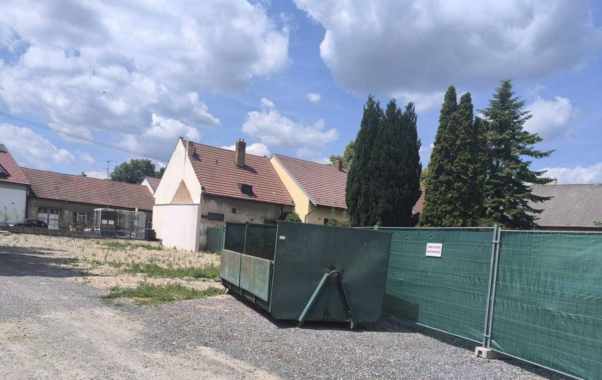 Na přechodnou dobu jsme pro občany zajistili velkoobjemový kontejner na bioodpad. Vzhledem k jeho velikosti bude umístěn pouze ve sběrném hnízdě u školy.