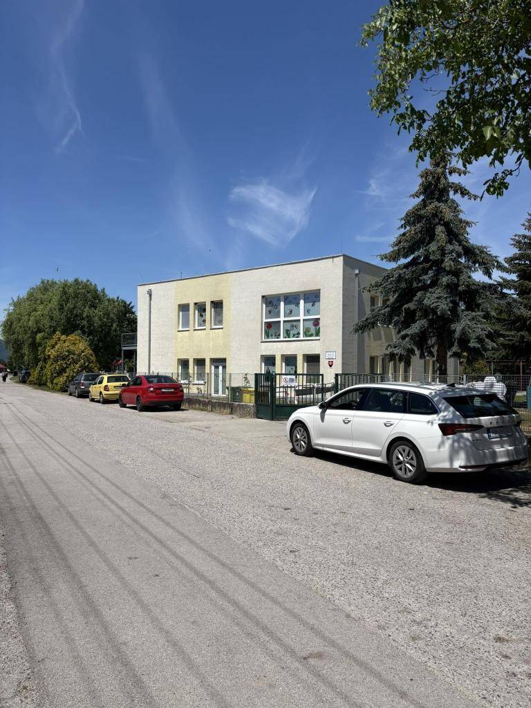 Žiadame vodičov, aby zajtra, v stredu 17. júna neparkovali na parkovisku pri materskej škole zo strany základnej školy.  Z dôvodu stavebných prác bude na toto miesto dovezený stavebný materiál a parkovisko musí zostať v doobedňajších hodinách voľné.   Ďakujeme za pochopenie a ohľaduplnosť.