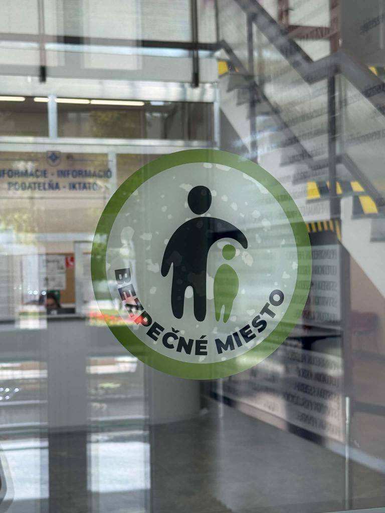 Bezpečné miesto 2025/2026 – Keď potrebuješ pomoc, si na správnom mieste. Cieľom kampane Bezpečné miesto 2025/2026 je informovať deti o ich právach, podporiť ich v tom, aby sa nebáli požiadať o pomoc, a priblížiť im inštitúcie a odborníkov, na ktorých sa môžu obrátiť.