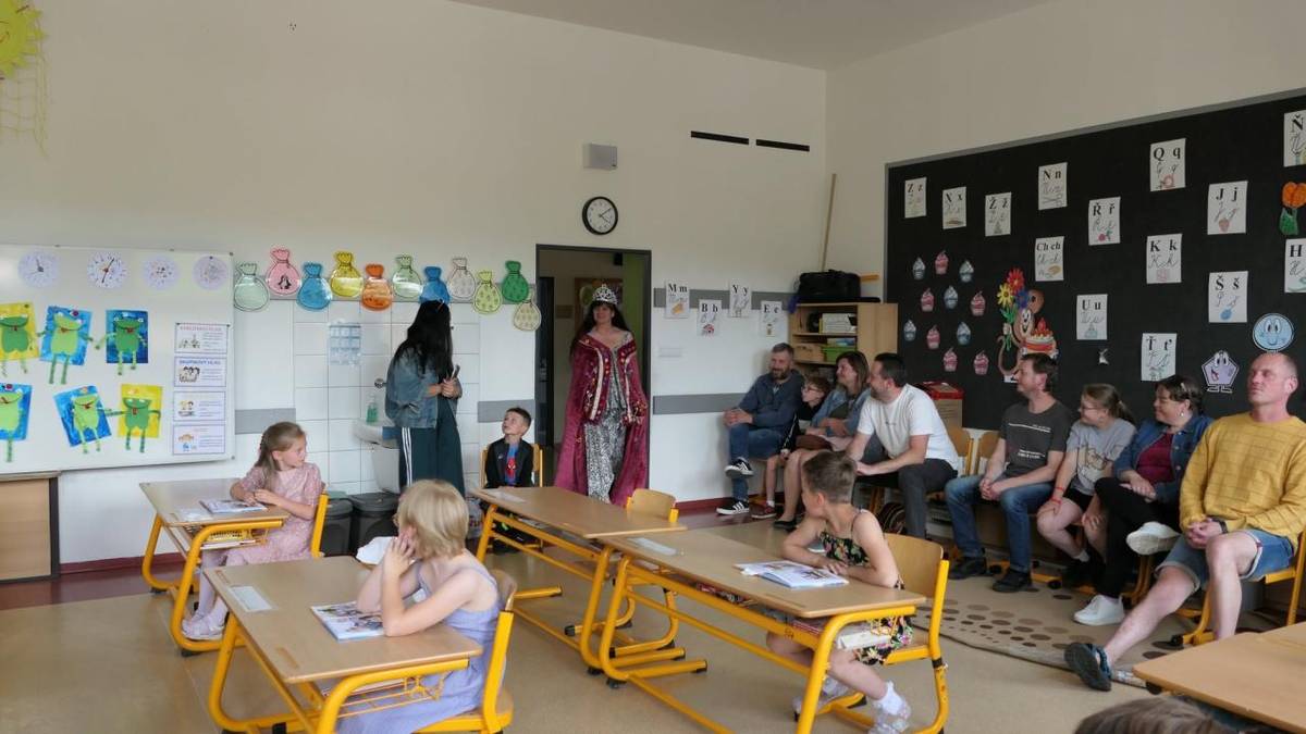 Ke konci školního roku v Základní škole a Mateřské škole Pitín patří i hodnocení a různá pasování, mezi něž patří již tradičně pasování čtenářů v 1. třídě.   Je krásné vidět, co se děti za rok naučily, a proto jim patří velká pochvala. A nechyběla ani sladká odměna.
