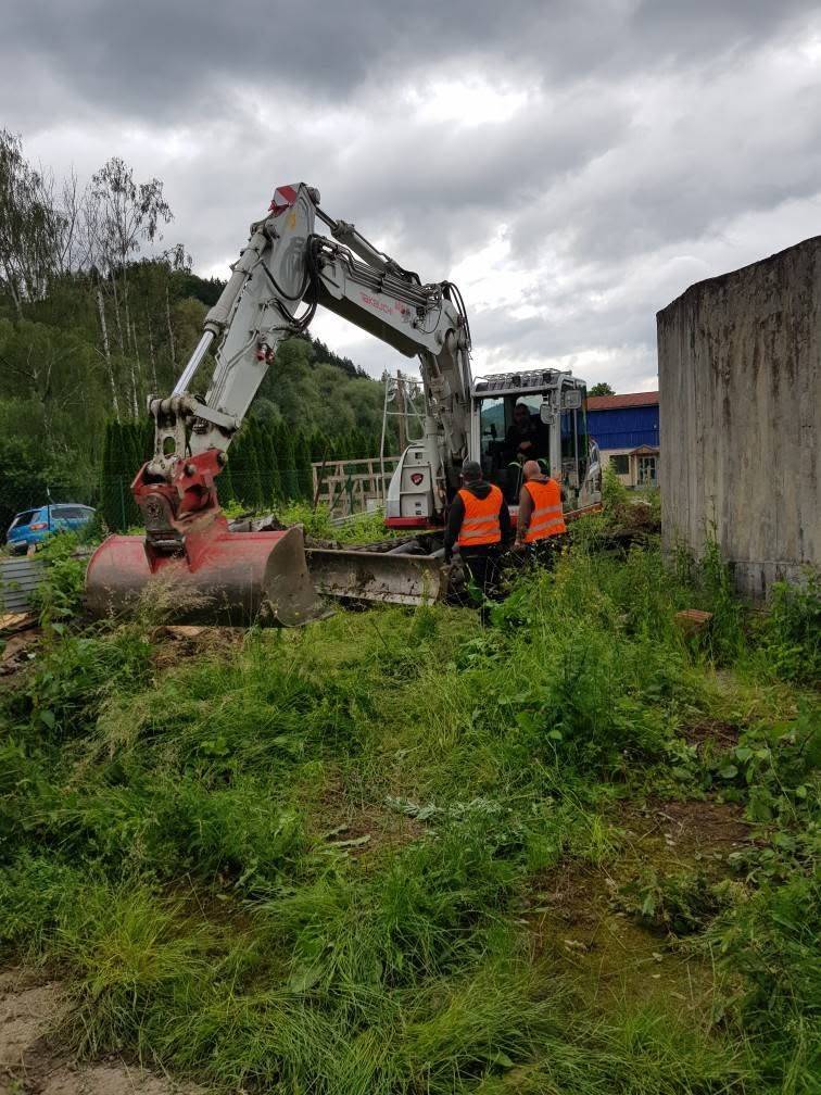 Dňa 12. júna boli priestory čistiarne odpadových vôd (ČOV) odovzdané zhotoviteľovi VODOHOSPODÁRSKE STAVBY a.s. a dňa 15.06.2026 sa oficiálne začali stavebné práce na realizácii diela „Rozšírenie a intenzifikácia ČOV Bziny“.