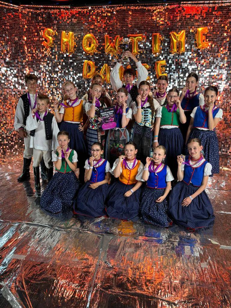 Talentovaní folklóristi z DFS Margaréta cez víkend zbierali jedno ocenenie za druhým. Kým spevácka skupina vybojovala fantastické strieborné pásmo na celoslovenskom kole Vidiečanovej Habovky, tanečná zložka si z Európskeho finále súťaže Showtime Dance priniesla nádherné 1. miesto. Gratulujeme!