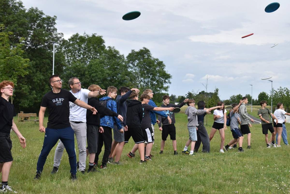 Šestijamkové, či spíše šestikošové hřiště na discgolf se dnes otevřelo v prostoru u hřiště s umělým trávníkem u cyklostezky za řekou Ohře. O slavnostní otevření se postarali žáci základních škol, z nichž někteří provedli slavnostní výhoz spolu se starostou Žatce Radimem Laiblem.