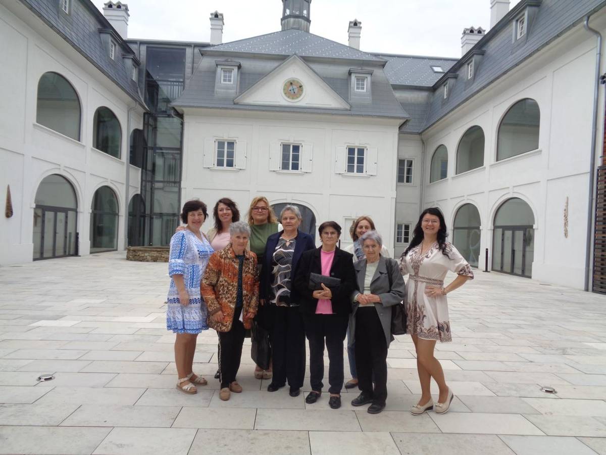 Aj tento rok nás pozvali manželia Janíčkovci na obed do Chateau Gbeľany pri príležitosti praktických skúšok študentov Hotelovej akadémie zo Žiliny. Jedlo bolo výborné, atmosféra tiež. Pani riaditeľka nám dokonca spravila kratučkú prehliadku po kaštieli. Bolo to veľmi milé.