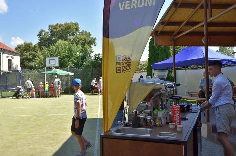 Jste zváni na dopolední bohoslužby v 7 a v 10 hodin. Odpolední program začne ve farním areálu v 15:30.   Potom budou následovat soutěže pro děti (od 15:30 do 18 hodin), malování na obličej, diskotéka pro děti, ukázka hasičské i jiné techniky, lanovka, lezecká stěna a další. Dospělí mohou navštívit farní sklep, přístupná bude věž kostela. Doprovázet nás bude cimbálová muzika.   Občerstvení je zajištěno, bude možnost zakoupit si kávu či pivo. Přijít i odejít můžete kdykoliv, vstup je volný. Velmi srdečně zveme všechny, i ty, kteří do kostela nechodí.