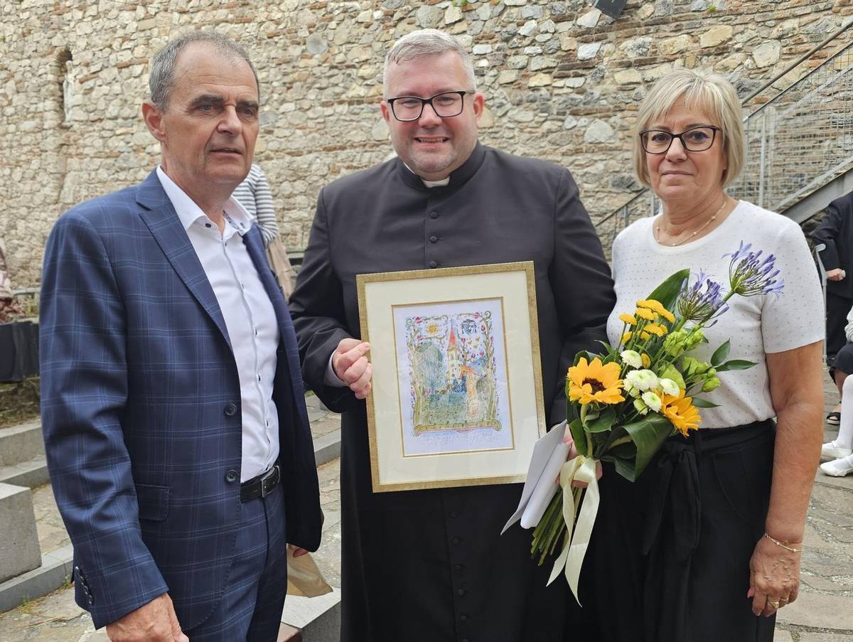 V sobotu 13. júna 2026 sa v Bazilike sv. Emeráma na Nitrianskom hrade uskutočnila slávnostná svätá omša spojená s udeľovaním sviatosti posvätného stavu. Z rúk nitrianskeho biskupa Mons. Viliama Judáka prijali kňazské svätenie traja ordinandi Nitrianskej diecézy. Súčasťou tejto významnej udalosti bolo aj diakonské svätenie bohoslovca 5. ročníka CMBF UK Mgr. Mateja Kunu z farnosti Motešice. Pre obyvateľov Trenčianskych Teplíc má táto udalosť osobitný význam. Matej Kuna totiž v našom meste vyrastal, aktívne sa zapájal do života farského spoločenstva a stále má k nemu úprimný vzťah. Slávnosti na Nitrianskom hrade sa okrem Matejovej rodiny a priateľov zúčastnili aj veriaci z Trenčianskych Teplíc, ktorí prišli vyjadriť podporu a zdieľať radosť z tohto významného kroku na jeho duchovnej ceste. V mene primátorky mesta, ktorá sa pre pracovné povinnosti nemohla osobne slávnosti zúčastniť, bol na vysviacke prítomný viceprimátor mesta Juraj Jacko a poslankyňa MsZ Daniela Rybanská. Zároveň odovzdali novému diakonovi dar mesta – obraz výtvarníka Jozefa Vydrnáka, aby mu pripomínal nielen tento slávnostný deň, ale aj rozhodnutie zasvätiť svoj život službe Bohu a ľuďom. Primátorka mesta poslala  Matejovi srdečné blahoželanie v ktorom okrem iného uviedla: „Milý Matej. Osobitne Ti ďakujem za dlhoročnú spoluprácu pri projekte Dobrá novina. Tvoja ochota pomáhať, organizovať, povzbudzovať druhých a venovať svoj čas službe blížnym je krásnym príkladom nezištnej práce pre dobro komunity. Som presvedčená, že práve tieto vlastnosti budú veľkým požehnaním aj v Tvojom ďalšom duchovnom poslaní. Poznám Ťa od detstva a s obdivom sledujem Tvoju životnú cestu. Veľmi si vážim všetko, čo aj dnes robíš pre našu farnosť, pre mladých ľudí i pre celé spoločenstvo veriacich. Matej, som hrdá na to, že medzi mladými ľuďmi, ktorí vyrastali v Trenčianskych Tepliciach, si práve Ty našiel odvahu odpovedať na takéto vzácne povolanie. Ďakujem Ti za všetko dobro, ktoré rozdávaš okolo seba, za Tvoje otvorené srdce, pokoru a ochotu slúžiť druhým.“ Diakona Mateja budeme aj naďalej sprevádzať svojimi modlitbami. Prajeme mu veľa múdrosti, trpezlivosti a lásky pri plnení jeho poslania. Nech mu viera v Boha vždy svieti ako svetlo v tme, nech je jeho služba naplnená radosťou, nádejou a pevným zdravím. Veríme, že svojím životom a službou bude naďalej inšpiráciou pre všetkých, ktorých stretne na svojej ceste.