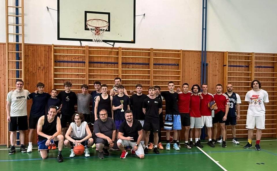 Milovníci městské formy basketbalu si v sobotu 13. června přišli na své. Ani deštivé počasí nezastavilo účastníky streetball turnaje O koš starosty. Místo venkovního hřiště se hrálo v malé tělocvičně 1. stupně Masarykovy základní školy, kde se sešlo šest týmů, fanoušci a především skvělá sportovní atmosféra. Během celého turnaje se bojovalo o každý koš. Na hřišti nechyběly povedené akce, bojovnost ani emoce, které ke sportu neodmyslitelně patří. Finále nabídlo drama až do posledního okamžiku. O vítězi nakonec rozhodl jediný bod, když utkání skončilo těsným výsledkem 8:7. Nejlepší týmy si odnesly poháry a ceny:  1. místo: Vany 2. místo: Želvy ninja 3. místo: Triple Nation  Velké poděkování patří všem hráčům, fanouškům i organizátorům, kteří se na úspěšném průběhu turnaje podíleli. Zvláštní poděkování si zaslouží pan Michal Brůček, který turnaj zorganizoval a zároveň působil jako rozhodčí. Děkujeme také panu radnímu Milanu Samcovi za moderování a panu starostovi Michalu Hazdrovi za administrativní zajištění a zapisování výsledků. Turnaj přinesl kvalitní sportovní podívanou, férové a vyrovnané souboje i finále, na které se bude ještě dlouho vzpomínat. Už teď se těšíme na další ročník.