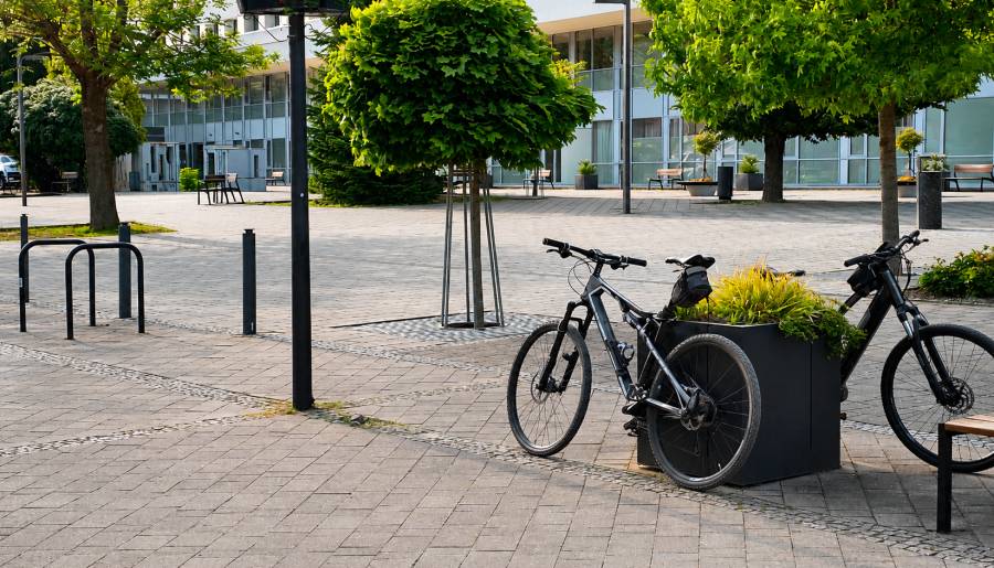 Prosíme všetkých cyklistov, aby neopierali bicykle o kvetináče. Tieto kvetinové prvky slúžia ako okrasa verejného priestoru pre nás všetkých a nie ako stojany na bicykle. Opieraním bicyklov dochádza k ich poškodzovaniu, čím sa znižuje estetika aj funkčnosť tohto priestoru. Buďme ohľaduplní a využívajme na to určené stojany. Ďakujeme, že pomáhate udržiavať naše okolie pekné.