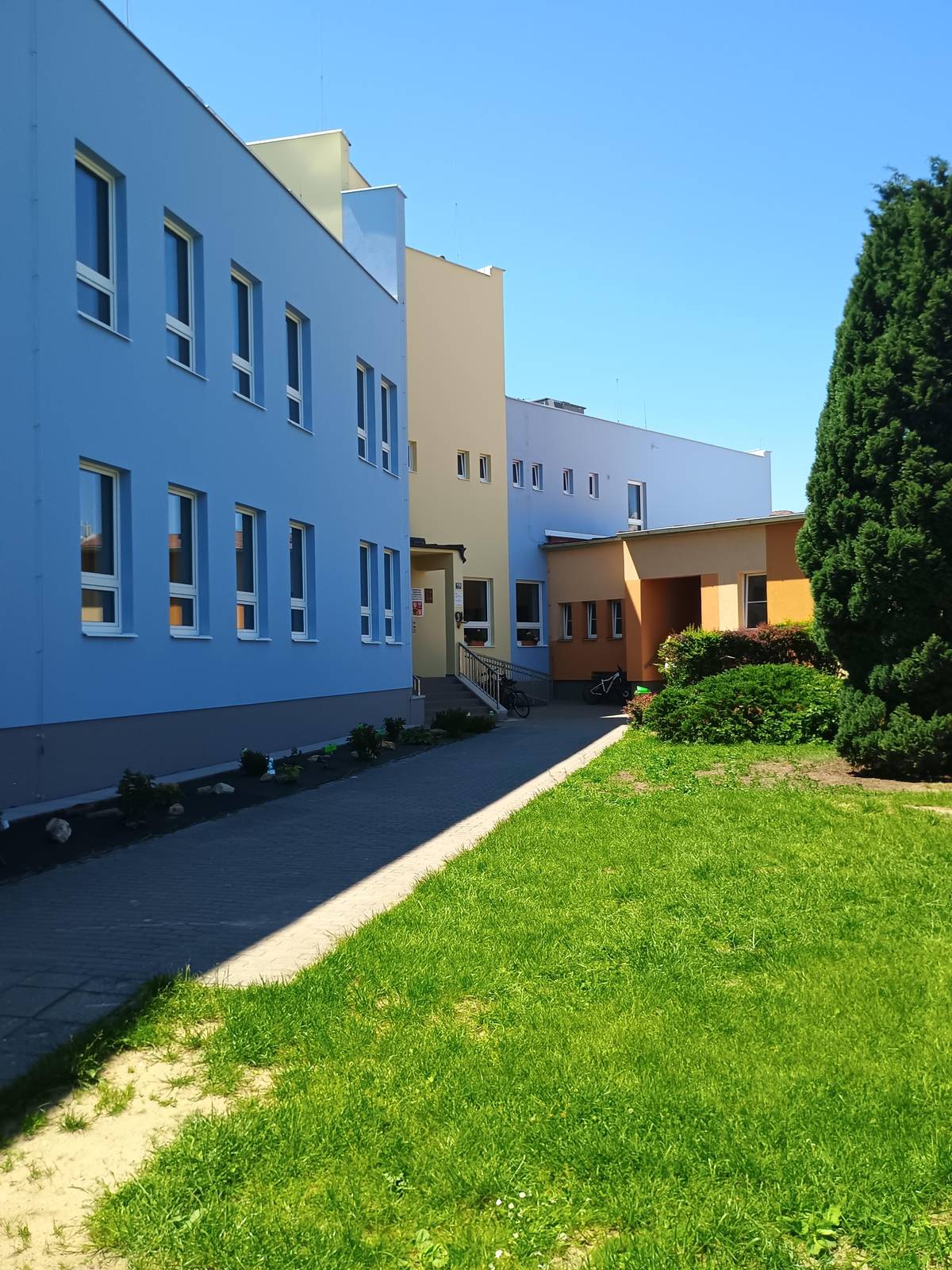 V rámci projektu spolufinancovaného z Operačního programu Životní prostředí 2021-2027 „Jindřichův Hradec, Jarošovská 1125 – snížení energetické náročnosti“ byla budova školy kompletně zateplena včetně výměny vchodových dveří a oken, která byla na jihovýchodní části budovy doplněna o stínící prvky.