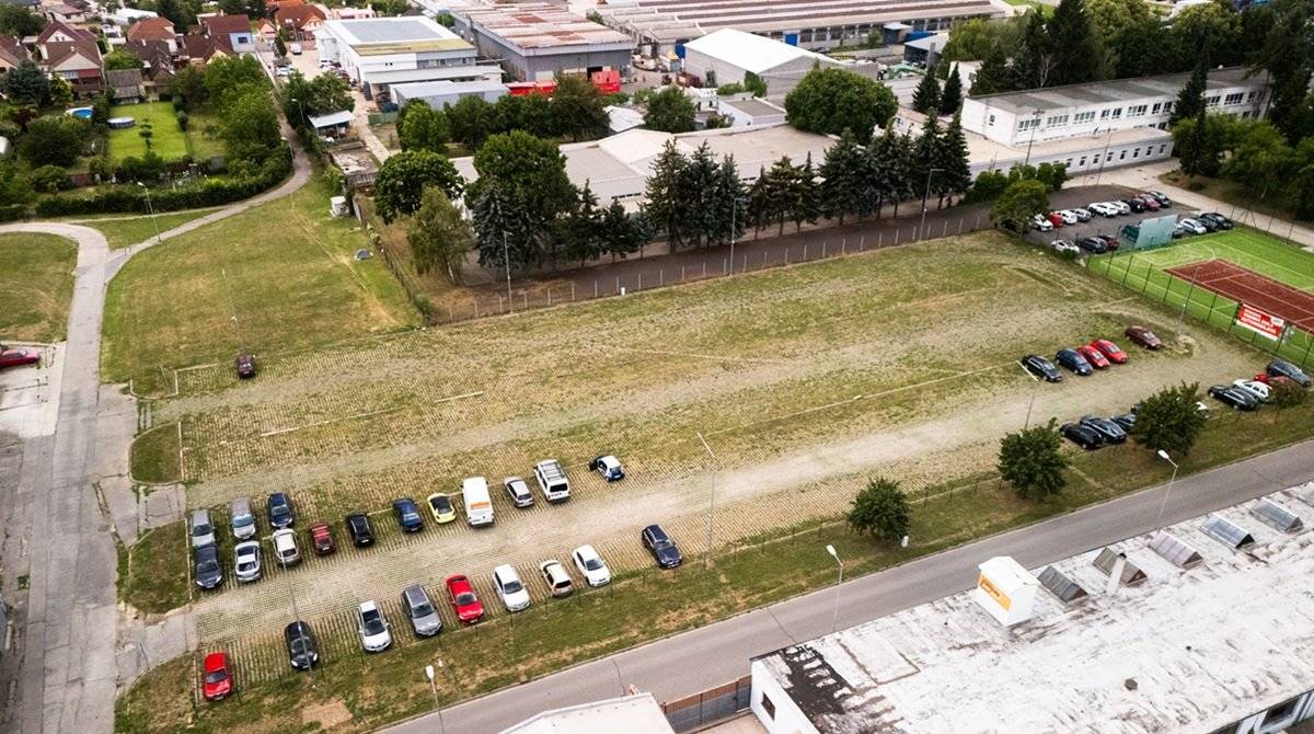 Mesto Trnava odkúpilo a upravilo pozemok na Coburgovej ulici pri vstupe do areálu bývalých TAZ a vybudovalo tu zhruba dvesto parkovacích miest.  Parkovanie je bezplatné, priestor pokrýva jedenásť bezpečnostných kamier napojených na mestskú políciu. Zo strany Coburgovej bol postavený nový plot, aby sa na parkovisko vchádzalo len na určenom mieste, a v budúcnosti pribudne aj časť oplotenia spolu s kamerami na identifikáciu evidenčných čísiel vchádzajúcich vozidiel. Okrem zamestnancov tamojších prevádzok a obyvateľov tejto lokality môžu parkovisko využívať ľudia, ktorí pravidelne chodia na vlakovú alebo autobusovú stanicu. Parkovisko na Coburgovej je prepojené lávkou ponad železnicu, odkiaľ sa dá peši dostať k stanici do 15 minút, prípadne ísť na stanicu Mestským busom č. 5 zo zastávky Coburgova, ktorý v rannej a poobednej špičke chodí každých 30 minút. „Vybudovaním týchto parkovacích kapacít sme zvýšili počet záchytných parkovísk v meste,“ uviedol primátor Peter Bročka. Zoznam záchytných parkovísk v meste nájdete na portáli doprava.trnava.sk v sekcii Auto – Parkovanie – Záchytné parkoviská.