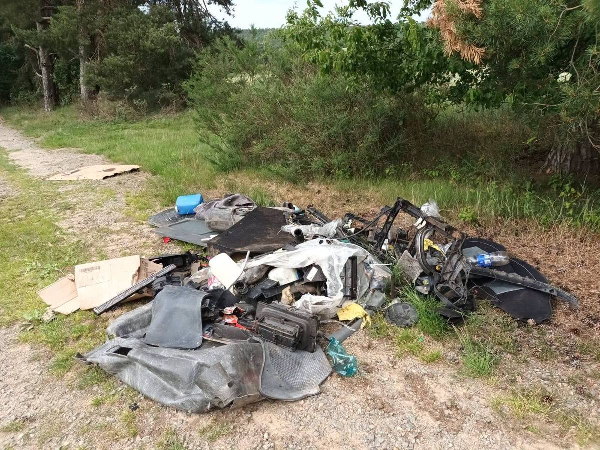 Během uplynulého víkendu byla na obecní cestě směrem k "Beránku" nalezena černá skládka obsahující automobilové díly, plasty, sedačky a další odpad pocházející pravděpodobně z rozebíraného vozidla. Podle zjištěných informací se skládka na místě objevila mezi sobotou a nedělí.  Nález byl zdokumentován a věc byla oznámena Policii ČR. Obec zároveň zajistila ve spolupráci se svozovou společností odbornou likvidaci nalezeného odpadu.   Pokud by si někdo všiml pohybu podezřelého vozidla, dodávky nebo automobilu s přívěsným vozíkem v okolí lesních cest během víkendu, prosíme o informaci na obecní úřad. Mrzí nás, že se stále najdou lidé, kteří místo legální likvidace odpadu zvolí jeho odložení v přírodě. Náklady na odstranění takových skládek nakonec nesou všichni občané.   Děkujeme za případné informace!