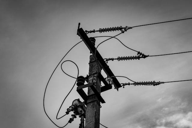 SSD oznamuje, že dňa 08.07.2026 bude v našej obci prerušená distribúcia elektriny. Prerušenie bude v časoch 07:30-13:00 pre jednu časť obce a 11:00-16:30 pre druhú časť obce. Podrobnosti o častiach obce, ktorých sa to týka sú v prílohách.