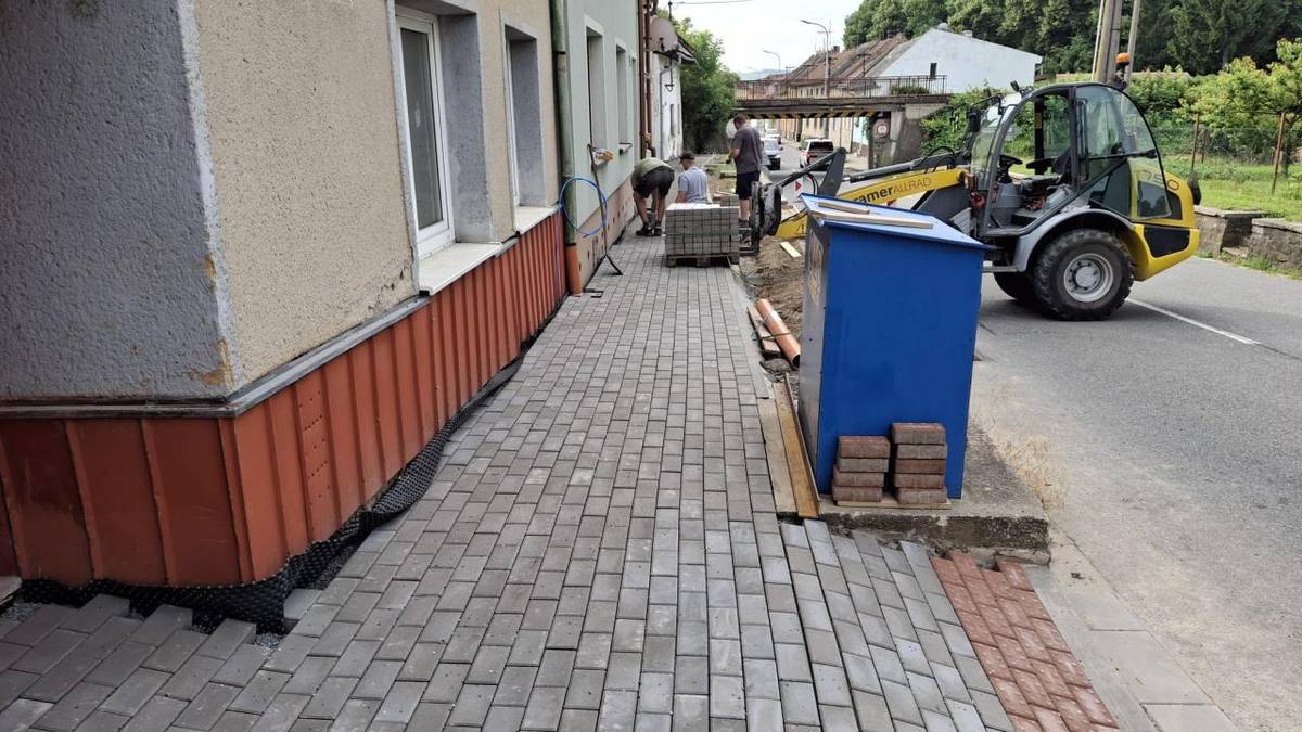 Úprava chodníků na ulici Husova se blíží ke konci.