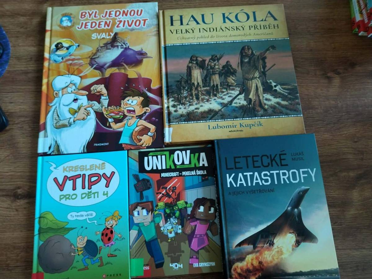 Nově zakoupené knihy do místní knihovny.