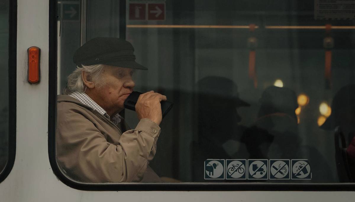 Zlín - Zastupitelé statutárního města Zlína schválili změnu podmínek pro bezplatnou přepravu seniorů v městské hromadné dopravě. Starší spoluobčané od 75 let věku budou od 1. ledna 2027 nově cestovat zdarma. Toto zvýhodnění se dosud vztahovalo až na osoby starší 80 let.