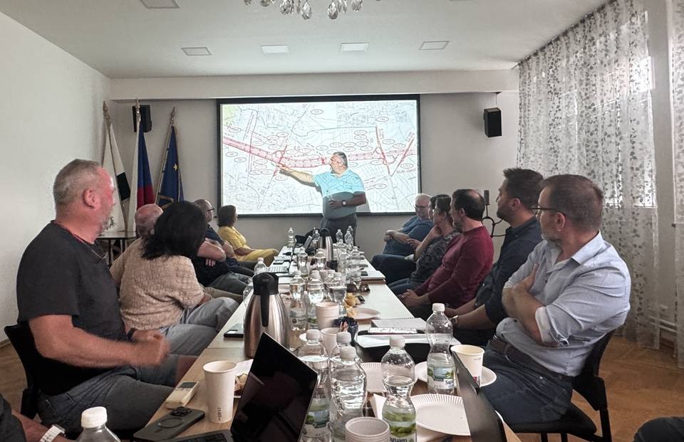 Ve středu 3. června 2026 se v prostorách ÚMČ Praha 21 uskutečnilo pravidelné koordinační jednání ke stavbě přeložky silnice I/12 Běchovice–Úvaly.  Jednání se zúčastnili zástupci ŘSD, zhotovitelé stavby a představitelé okolních obcí a městských částí. Hlavními tématy jednání byly současný stav výstavby, harmonogram prací na následující období, nejbližší dopravní omezení a koordinace s dalšími navazujícími stavbami v území.  Harmonogram prací do srpna 2026 Přehled stavebních prací a dopravních opatření naleznete v materiálu ŘSD, který je součástí tohoto článku.   Upozornění pro veřejnost Žádáme občany o respektování zákazu vstupu na staveniště. Jedná se o aktivní stavbu, kde probíhají zemní práce, pohybuje se těžká technika a nacházejí se zde hluboké výkopy i další riziková místa. Přestože některé části stavby nemusí být oplocené nebo osazené závorami, vstup do prostoru staveniště je z bezpečnostních důvodů zakázán. Děkujeme za ohleduplnost a dodržování bezpečnostních opatření.