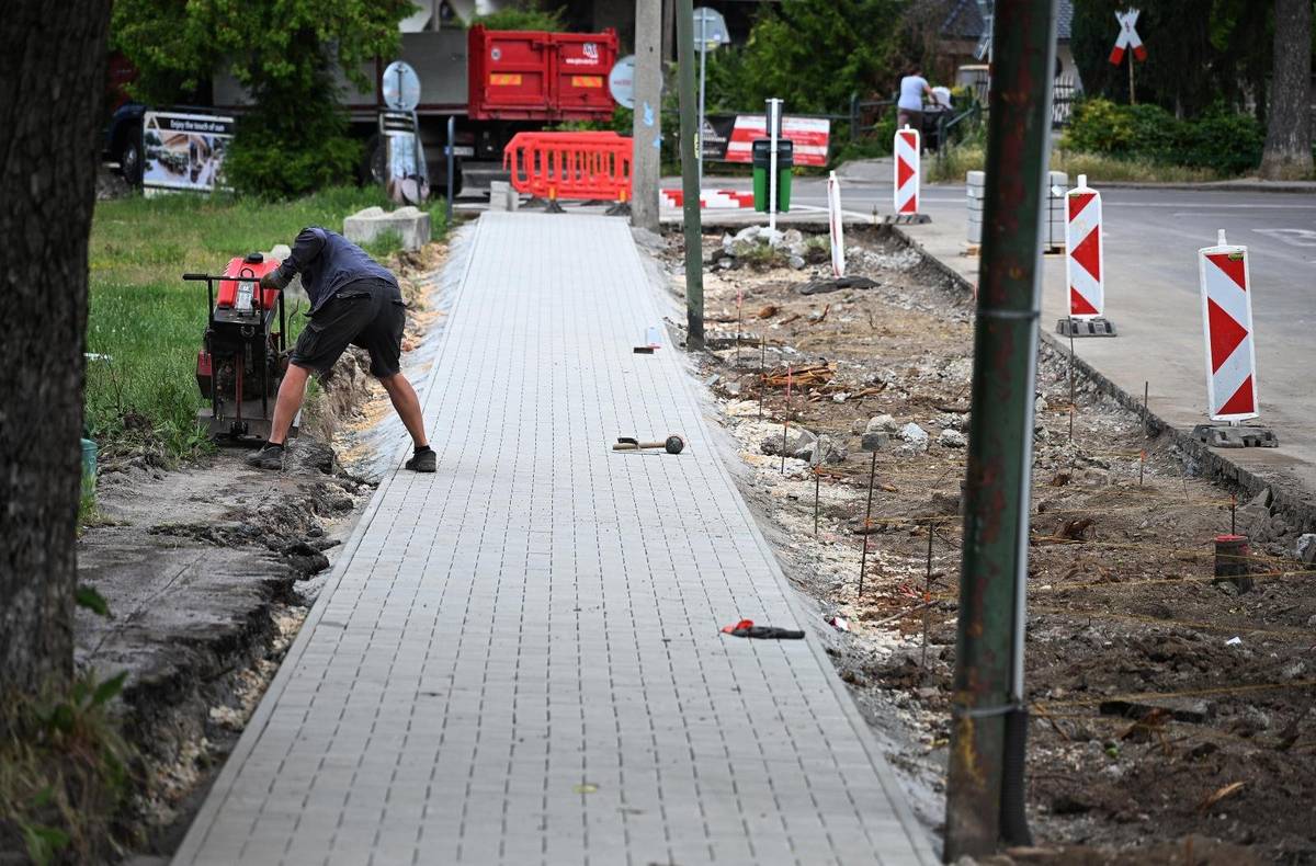 V našom meste pokračujeme v rekonštrukcii štyroch chodníkov v rámci projektu „Modernizácia miestnych komunikácií“. Financovanie projektu sme zabezpečili z externých zdrojov prostredníctvom Ministerstva investícií, regionálneho rozvoja a informatizácie SR (MIRRI SR) z programu Slovensko 2021 – 2027 a Európskeho fondu regionálneho rozvoja vo výške 232 tisíc eur. Projekt zahŕňa výmenu povrchov štyroch chodníkov na Uliciach Gen. M. R. Štefánika a Nádražná. Súčasťou prác bude odstránenie existujúceho asfaltového povrchu, ktorý bude nahradený novou zámkovou dlažbou. Práce nie sú realizované súčasne, tak aby bola zabezpečená bezpečnosť a možný priechod pre chodcov, zároveň však chceme vyzvať ľudí o zvýšenú ostražitosť a nevstupovanie na stavenisko. Cieľom je zvýšiť komfort a bezpečnosť pohybu chodcov a zároveň zjednotiť vzhľad verejných priestranstiev. Obnova sa dotkne viacerých frekventovaných úsekov – chodníkov vedúcich od kostola smerom dole po oboch stranách ulice, ďalej trasy od mosta pri sídlisku v smere k bytovému domu Narcis, ako aj chodníka vedľa parkoviska hotela Panorama oproti Mestskému úradu.